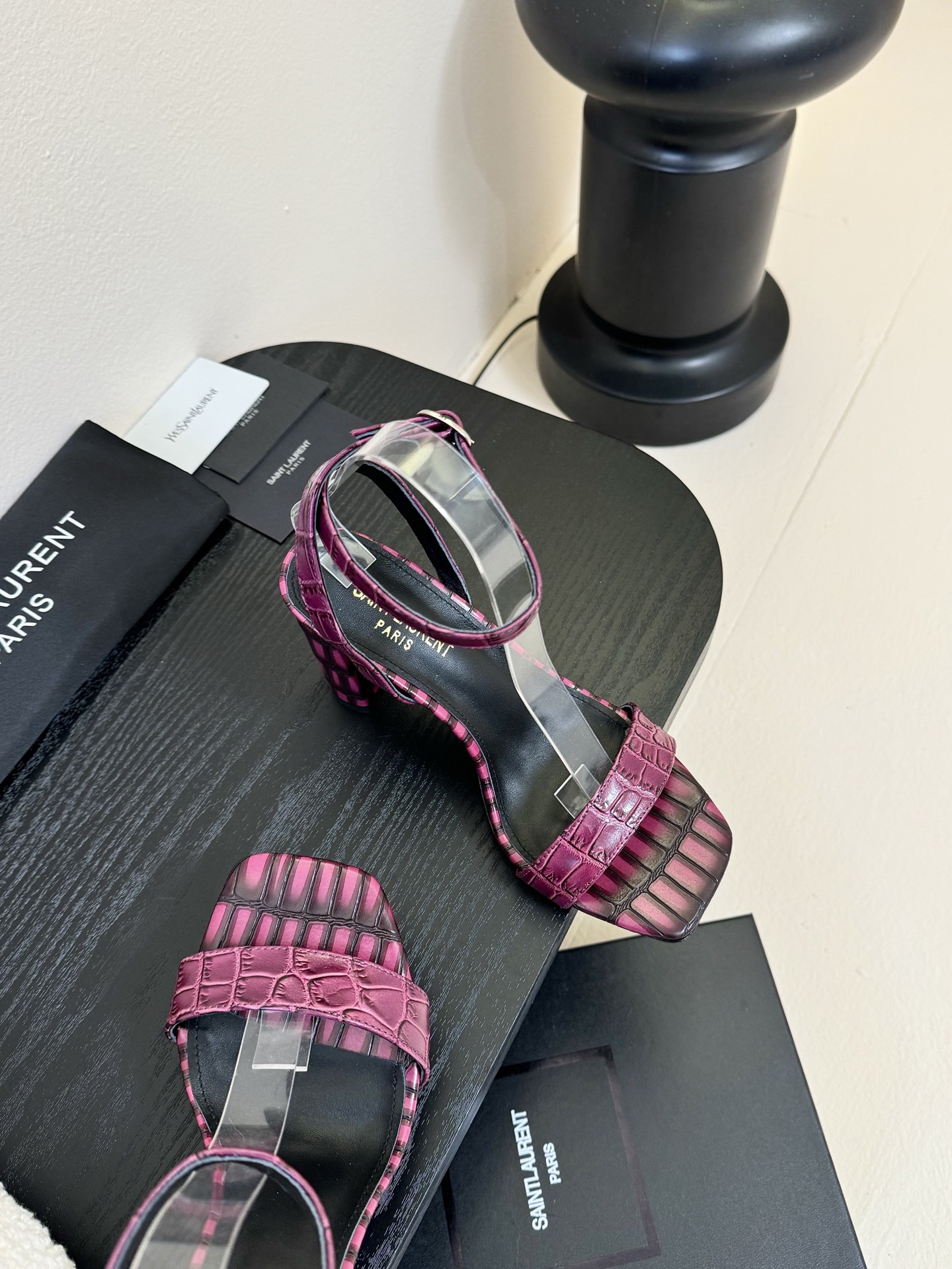 
YSL 圣罗兰 SAINT LAURENT 
2025新款凉鞋
很难不爱这款啊... 真的炒鸡喜欢！
