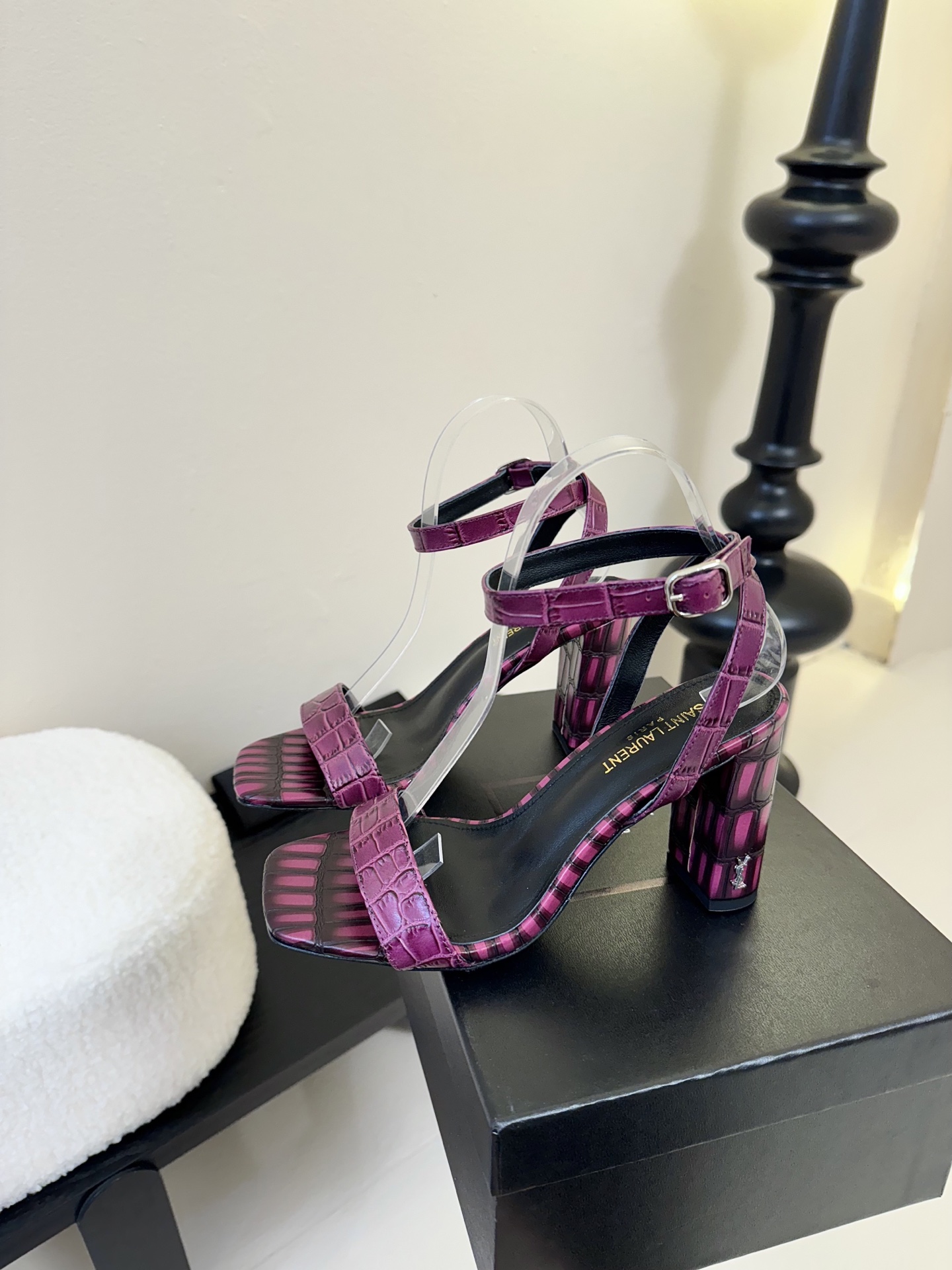 
YSL 圣罗兰 SAINT LAURENT 
2025新款凉鞋
很难不爱这款啊... 真的炒鸡喜欢！
