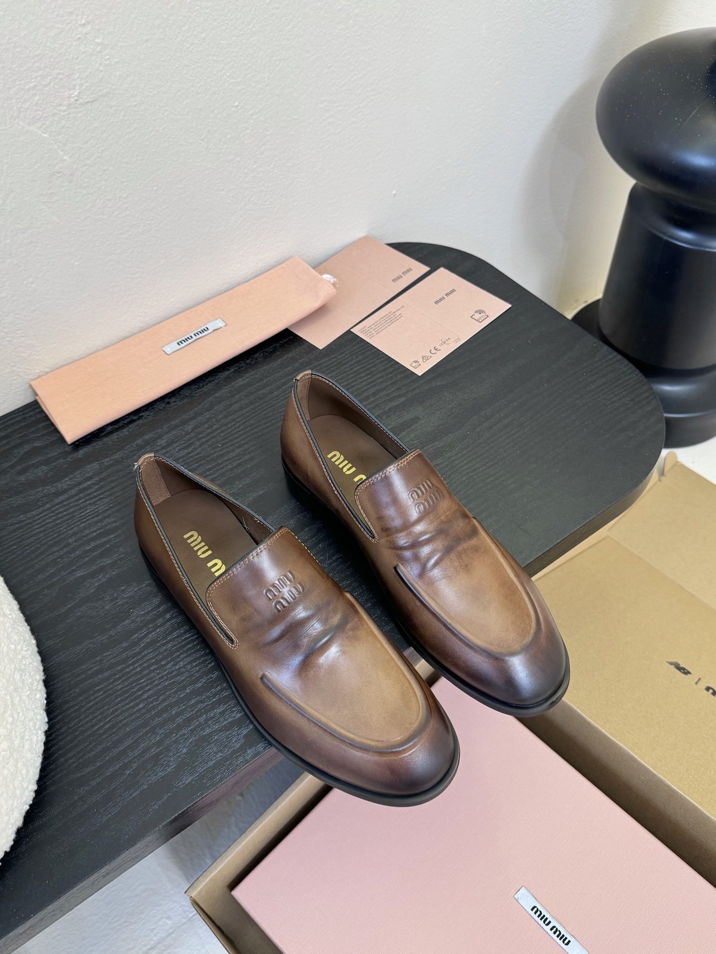 Miu Mi* 25ss新款 布洛克圆头乐福鞋
这款布洛克鞋线条简约设计经典,饰以Miu Miu印
