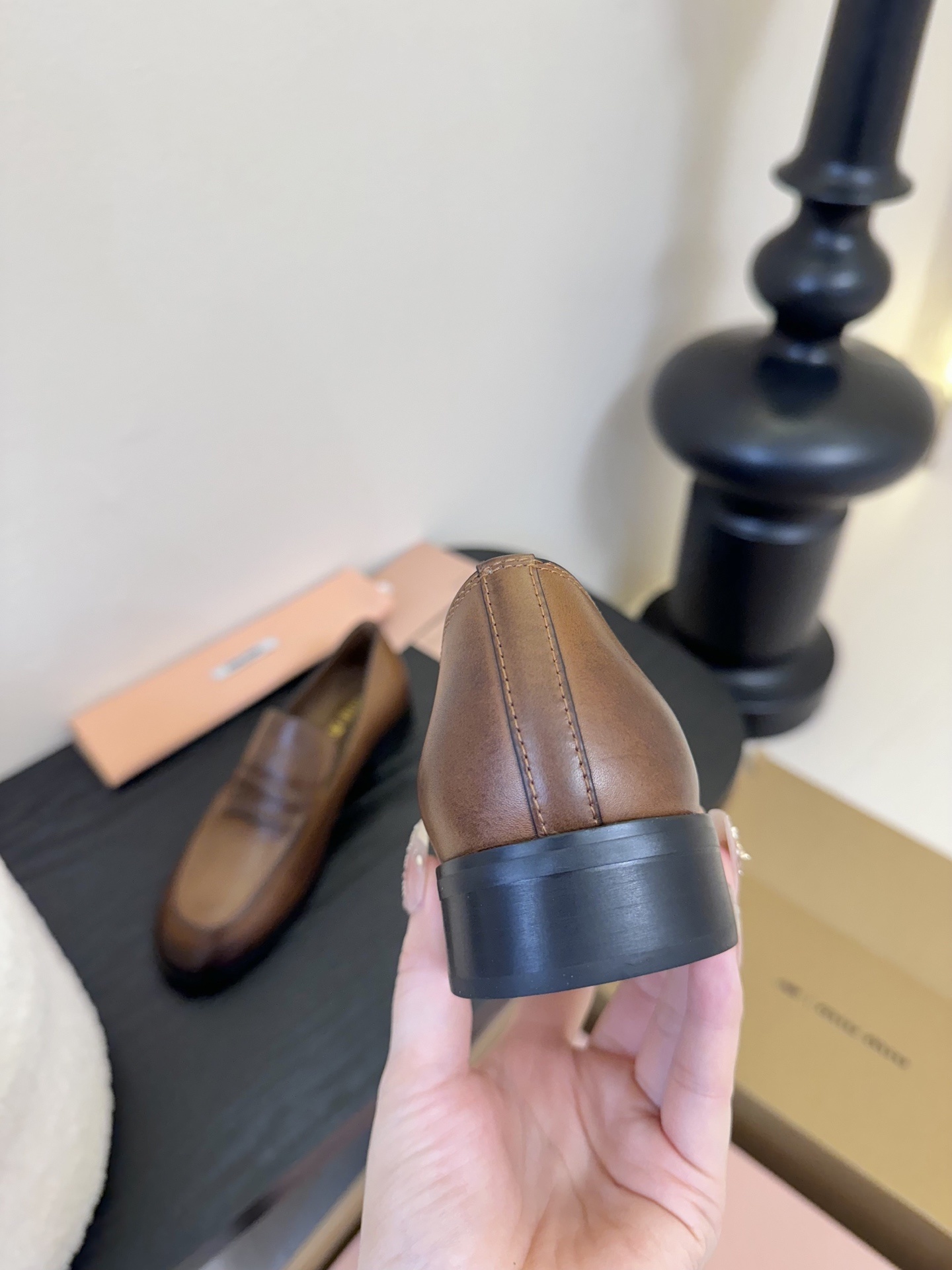 Miu Mi* 25ss新款 布洛克圆头乐福鞋
这款布洛克鞋线条简约设计经典,饰以Miu Miu印