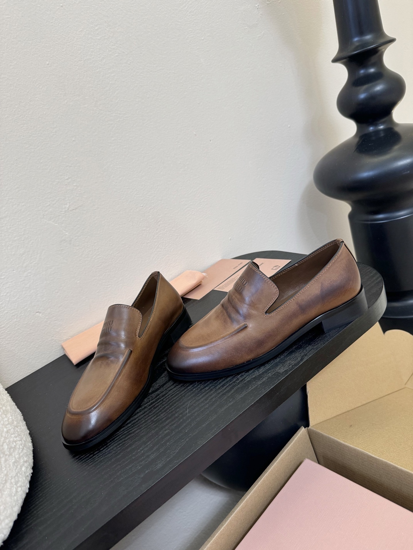 Miu Mi* 25ss新款 布洛克圆头乐福鞋
这款布洛克鞋线条简约设计经典,饰以Miu Miu印