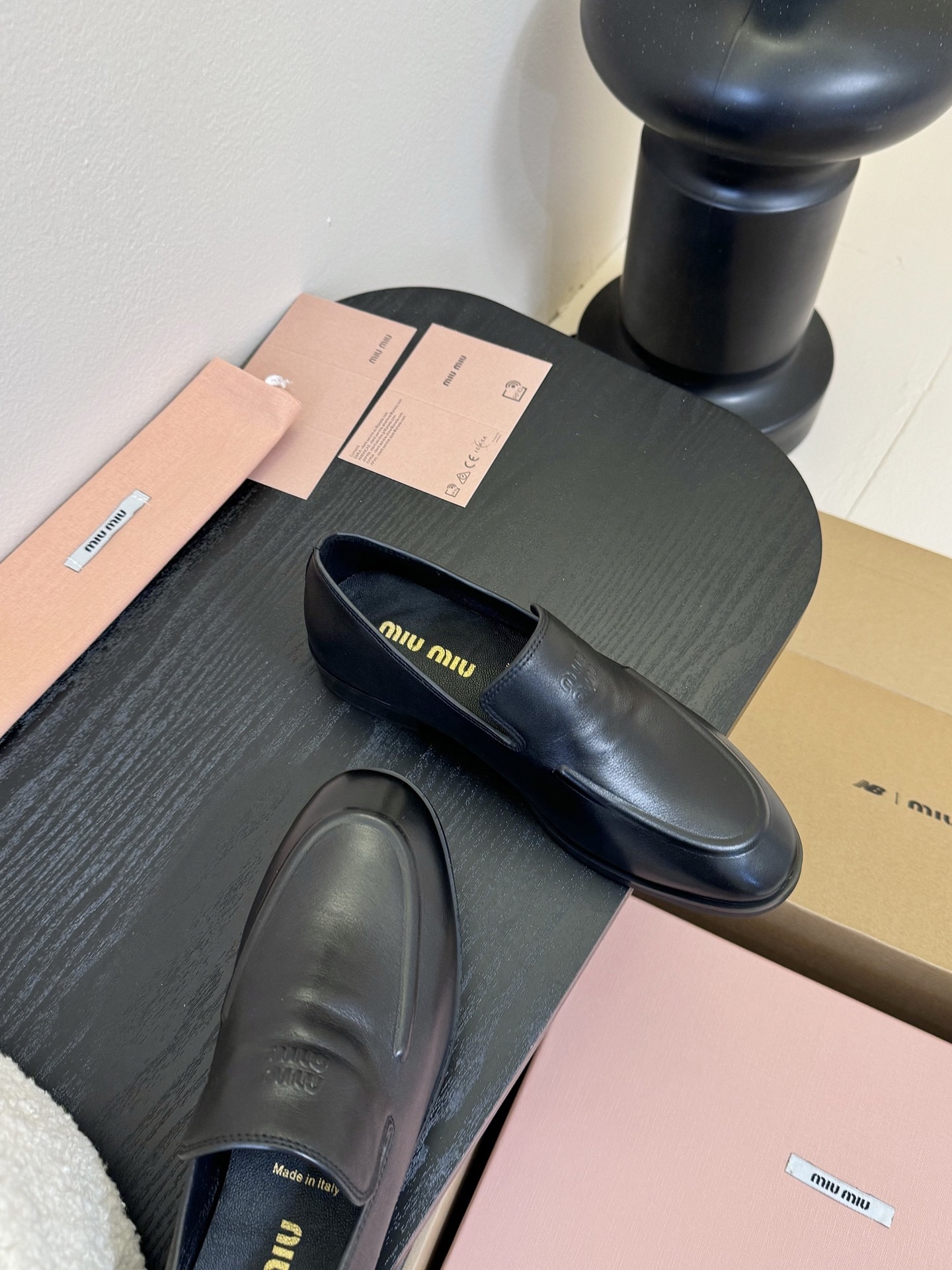 Miu Mi* 25ss新款 布洛克圆头乐福鞋
这款布洛克鞋线条简约设计经典,饰以Miu Miu印