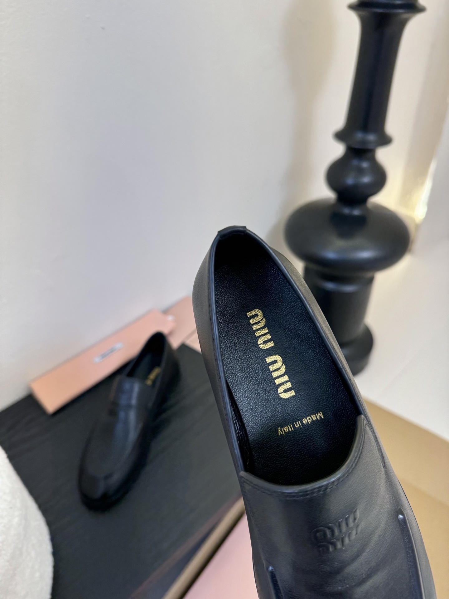 Miu Mi* 25ss新款 布洛克圆头乐福鞋
这款布洛克鞋线条简约设计经典,饰以Miu Miu印