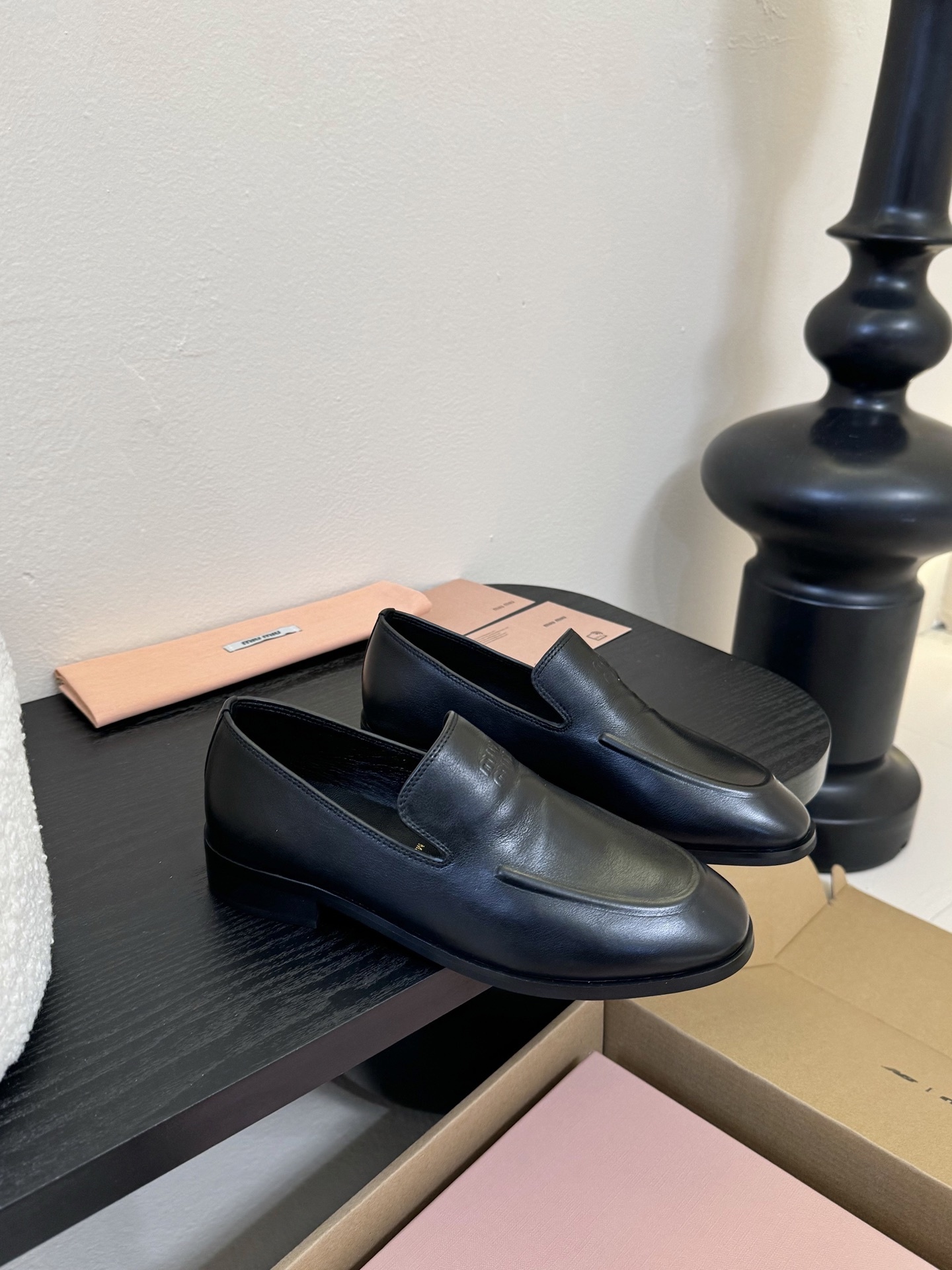 Miu Mi* 25ss新款 布洛克圆头乐福鞋
这款布洛克鞋线条简约设计经典,饰以Miu Miu印