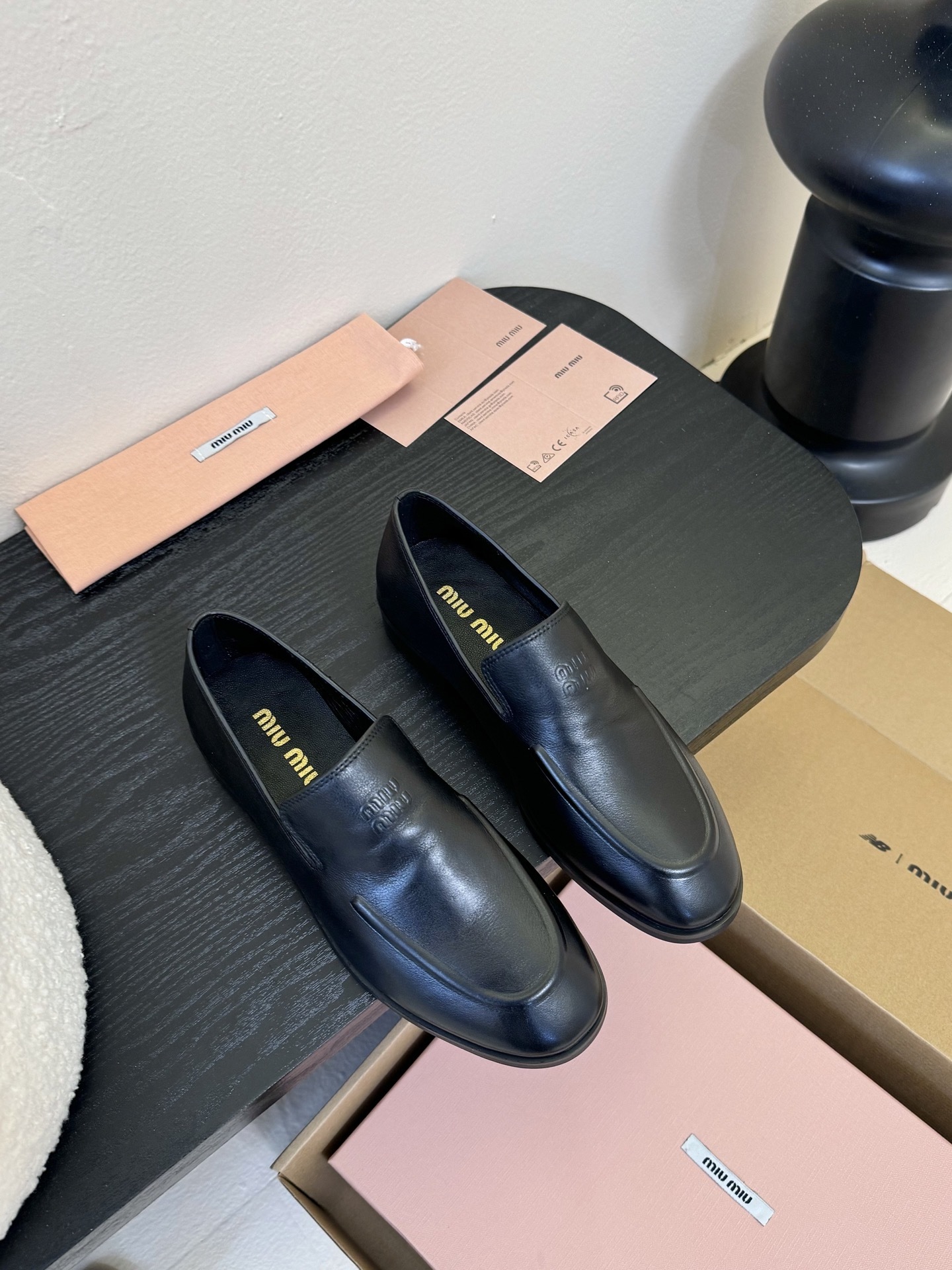 Miu Mi* 25ss新款 布洛克圆头乐福鞋
这款布洛克鞋线条简约设计经典,饰以Miu Miu印