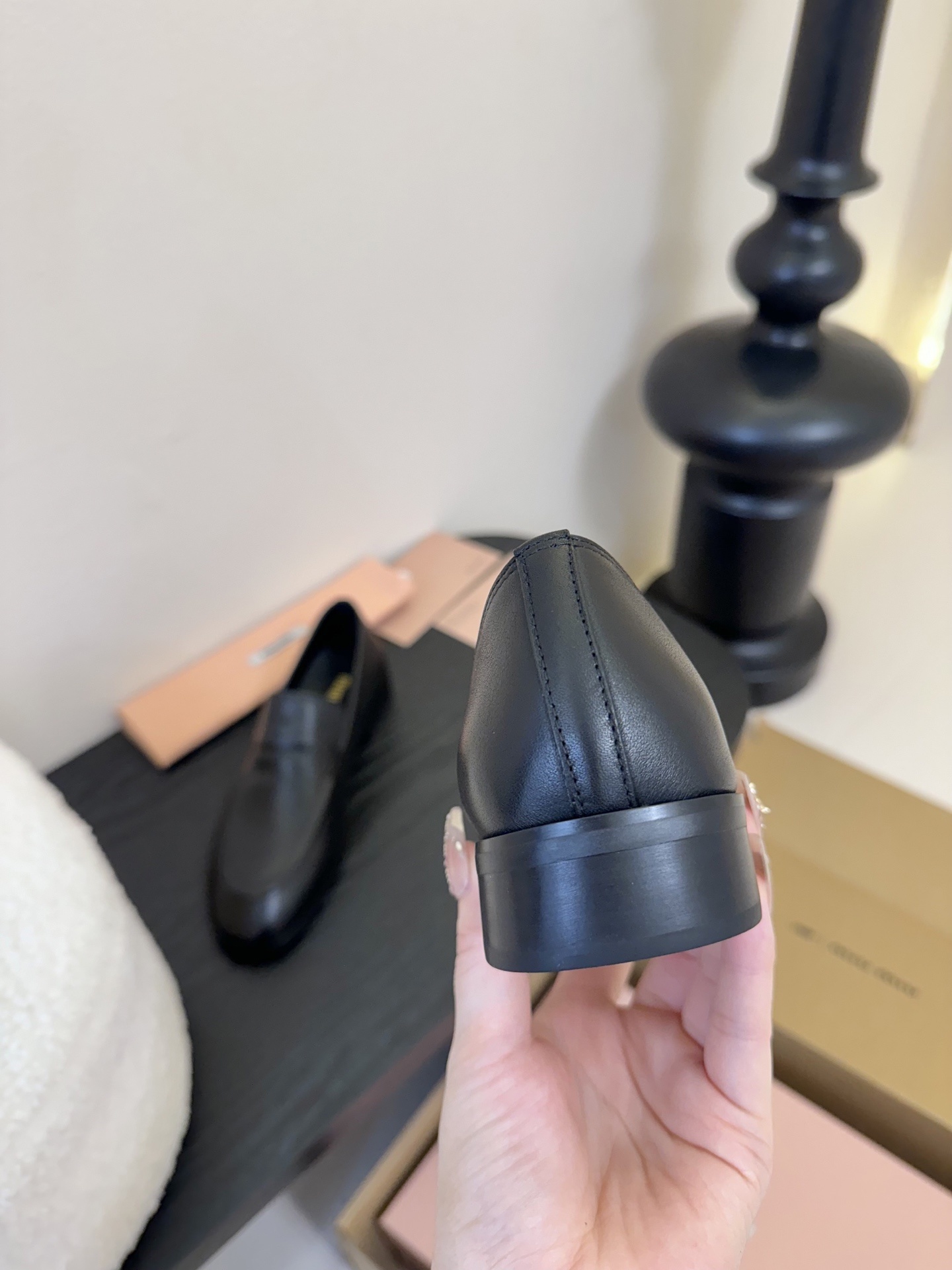 Miu Mi* 25ss新款 布洛克圆头乐福鞋
这款布洛克鞋线条简约设计经典,饰以Miu Miu印