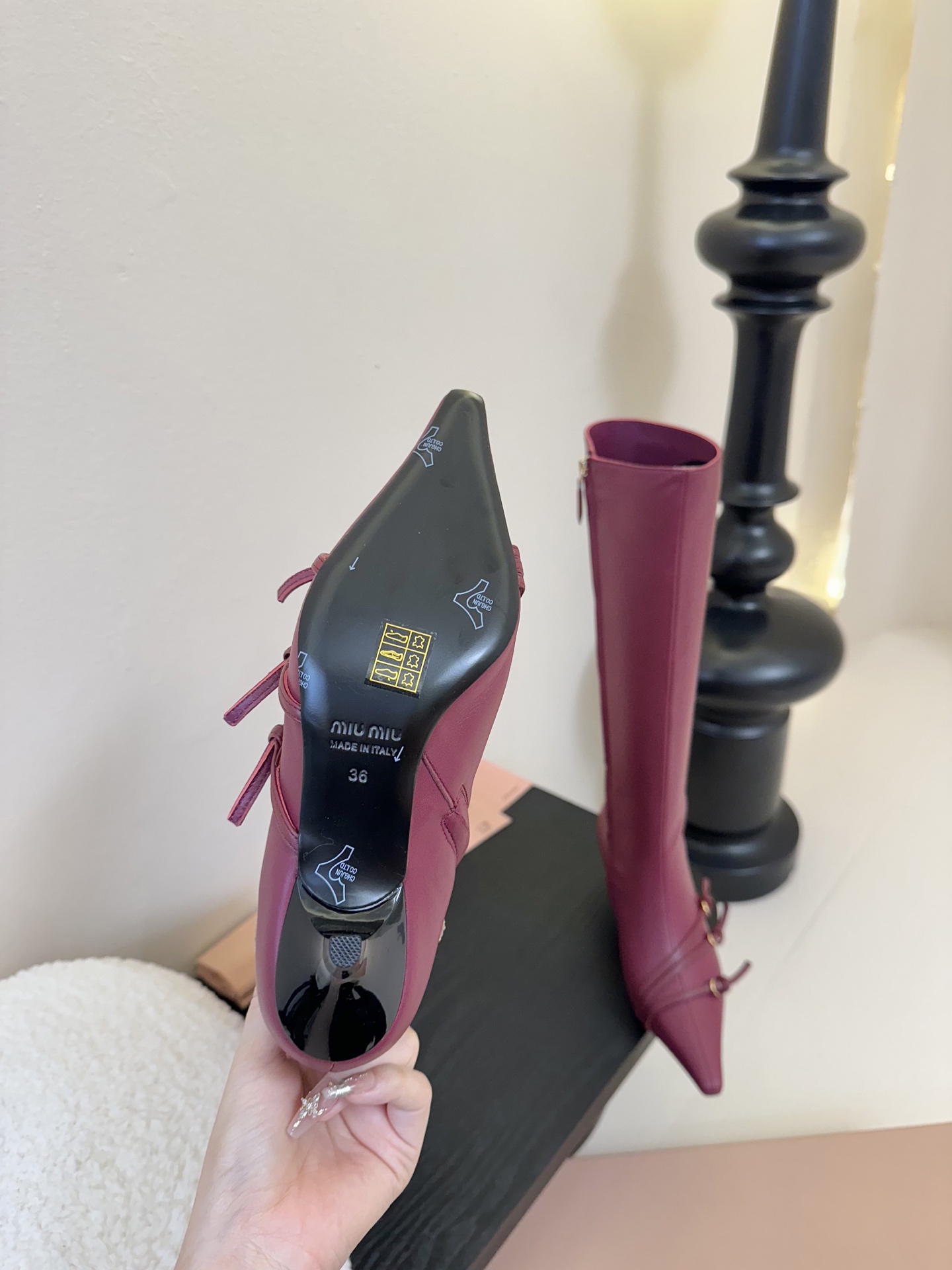 
Miumiu 缪缪 25ss秋冬新款 细跟尖头 侧拉链 短靴

走秀款从高定秀款就一直备受关注的靴子切