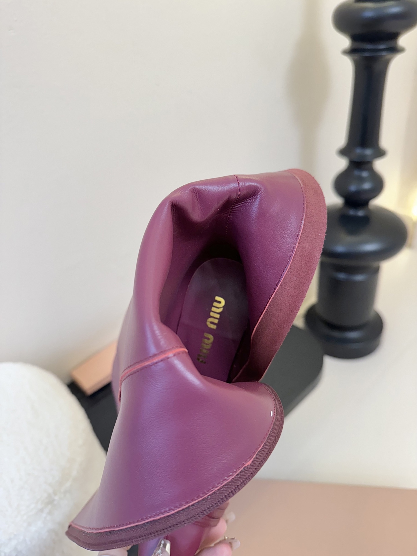
Miumiu 缪缪 25ss秋冬新款 细跟尖头 侧拉链 短靴

走秀款从高定秀款就一直备受关注的靴子切