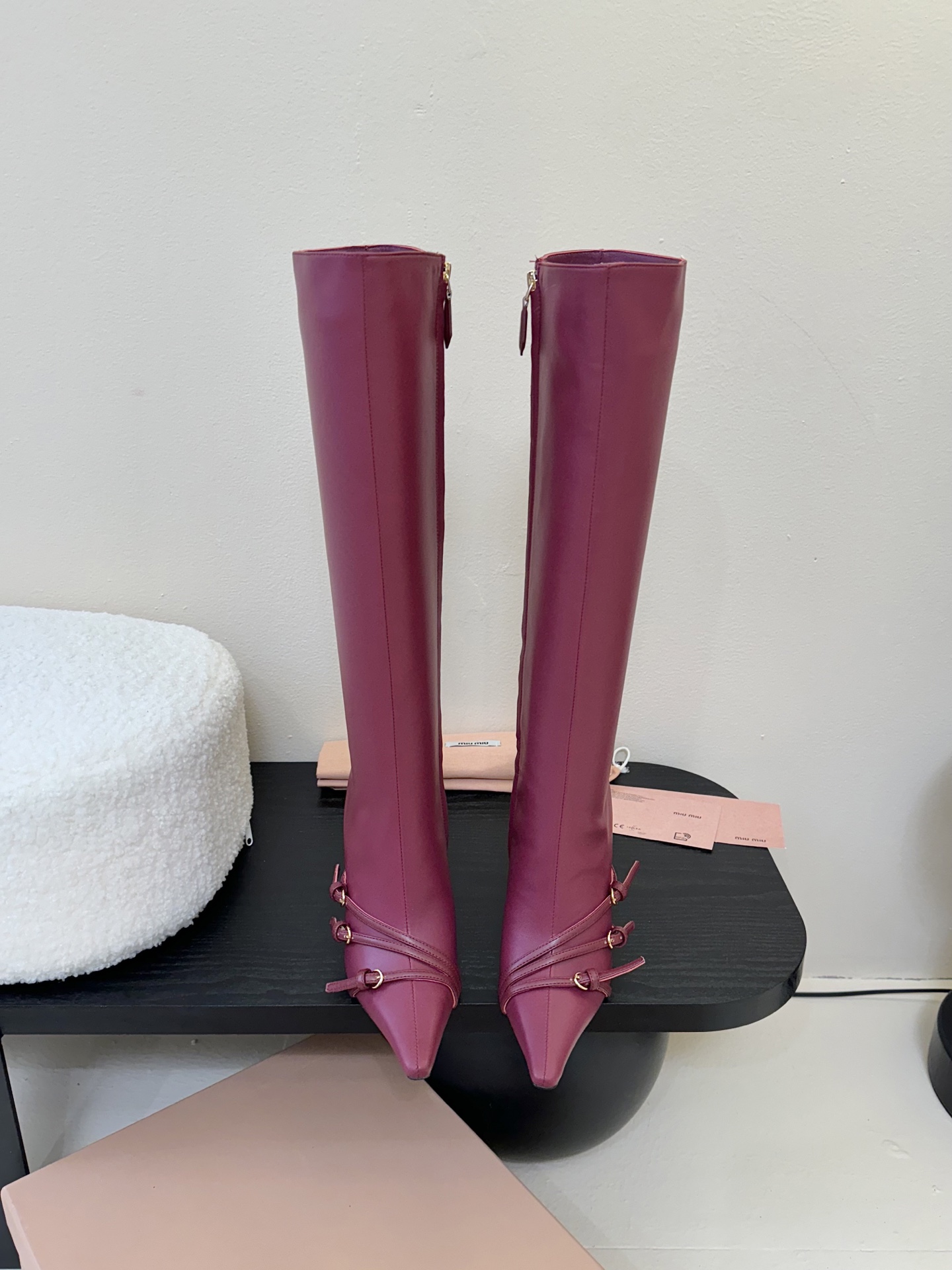 
Miumiu 缪缪 25ss秋冬新款 细跟尖头 侧拉链 短靴

走秀款从高定秀款就一直备受关注的靴子切