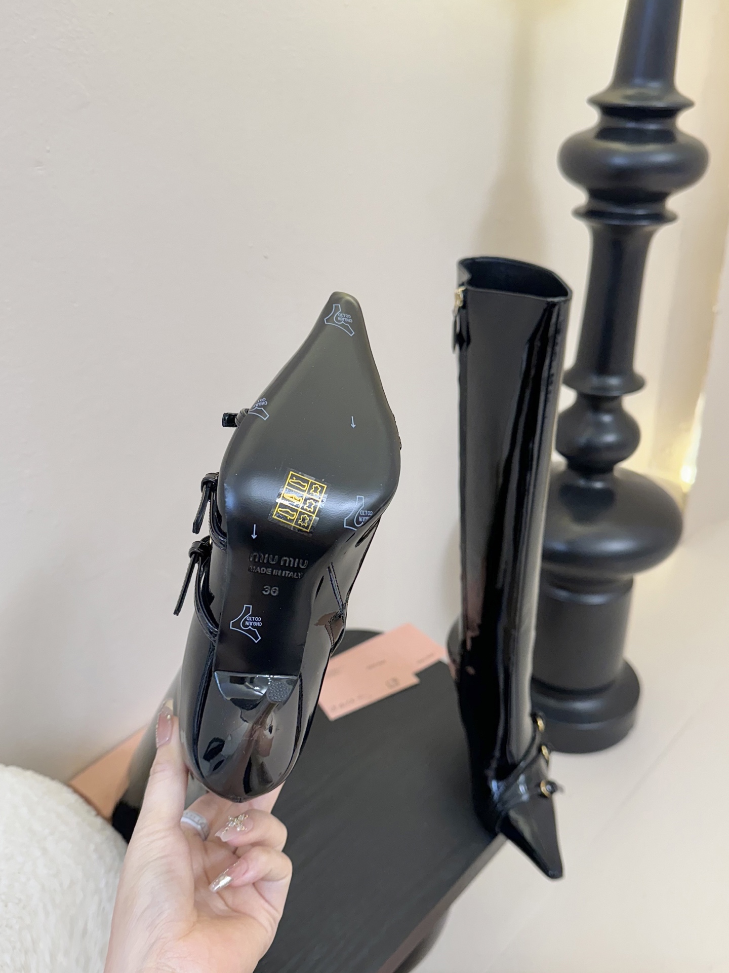 
Miumiu 缪缪 25ss秋冬新款 细跟尖头 侧拉链 短靴

走秀款从高定秀款就一直备受关注的靴子切