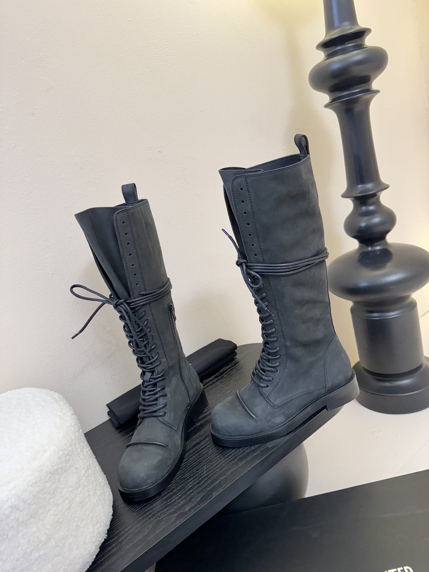 
Ann Demeulemeeste* 25SS新款绑带靴 

该系列将未加工的粗粝质感与细腻的脆弱美学