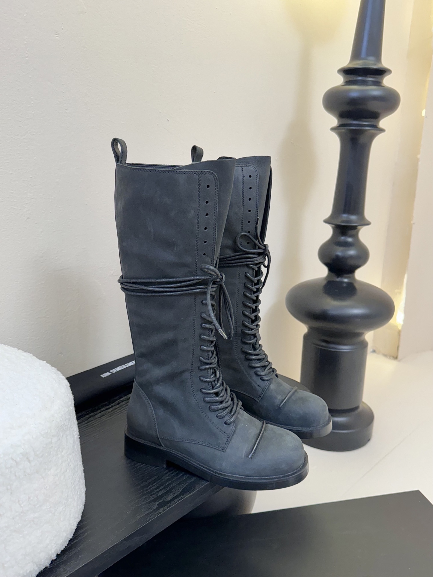 
Ann Demeulemeeste* 25SS新款绑带靴 

该系列将未加工的粗粝质感与细腻的脆弱美学