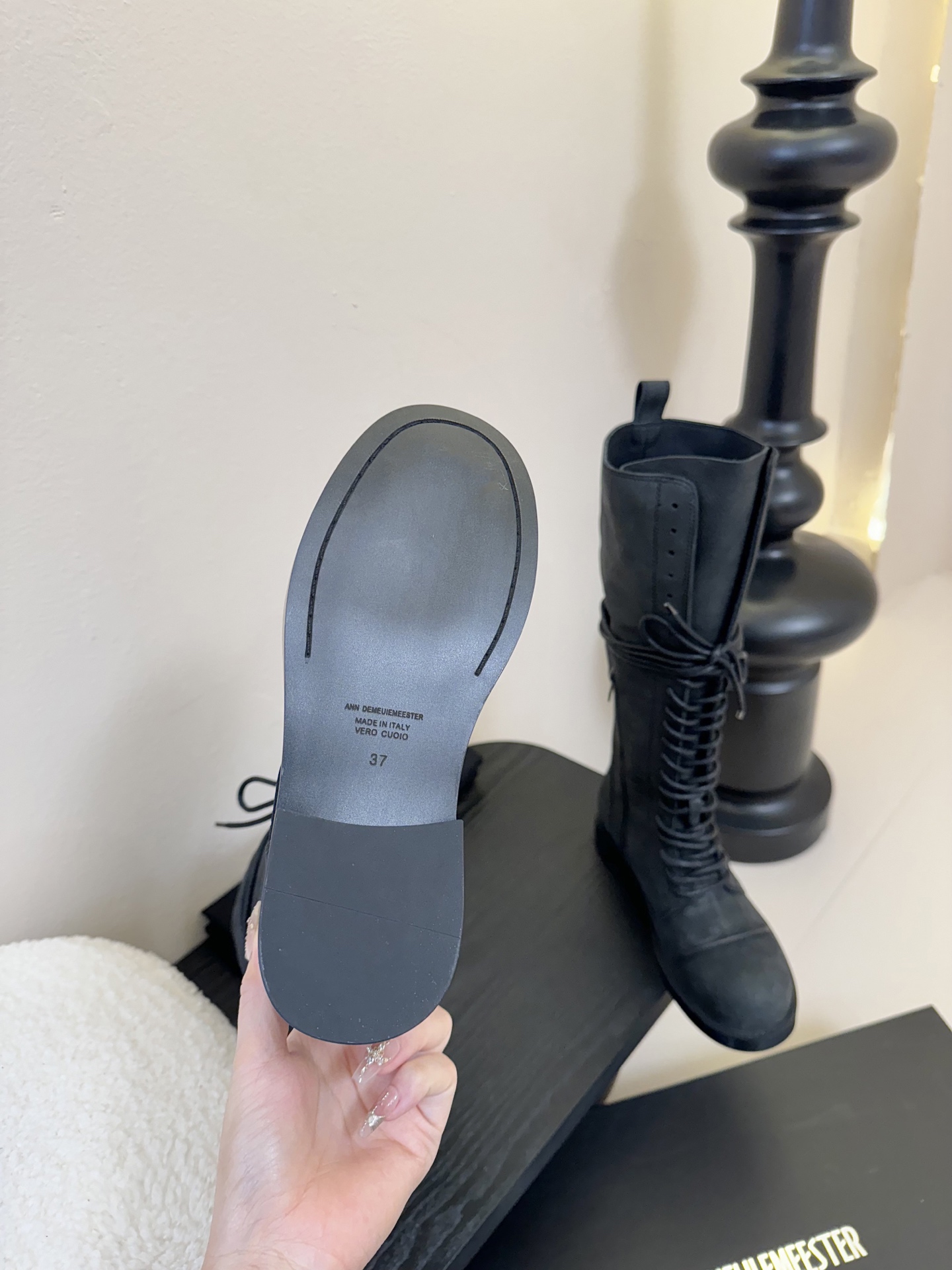
Ann Demeulemeeste* 25SS新款绑带靴 

该系列将未加工的粗粝质感与细腻的脆弱美学