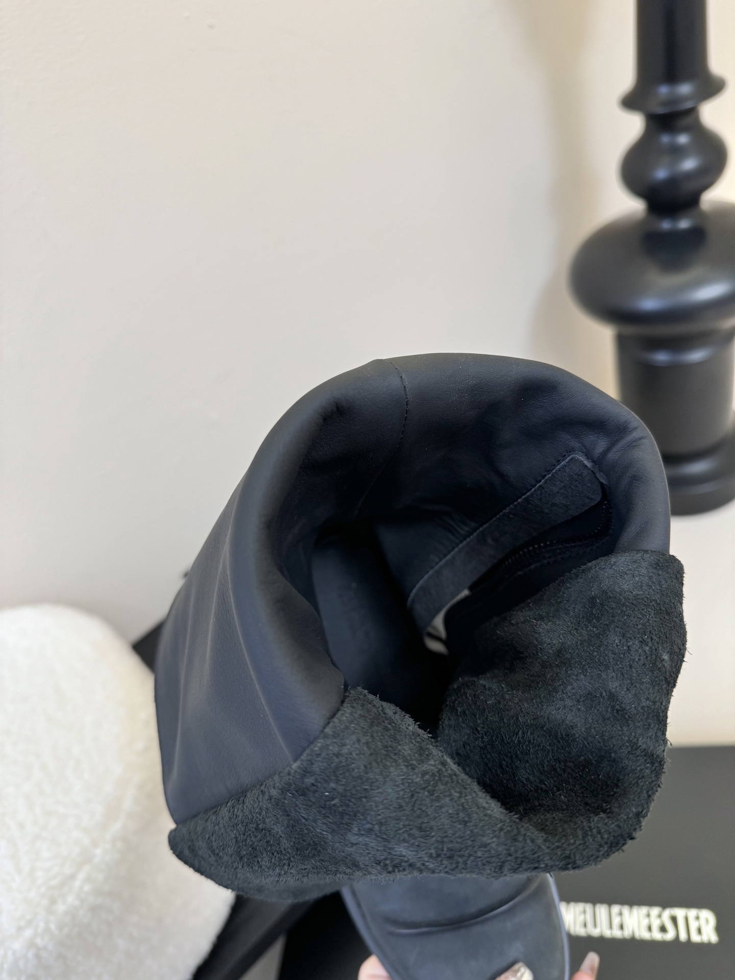 
Ann Demeulemeeste* 25SS新款绑带靴 

该系列将未加工的粗粝质感与细腻的脆弱美学