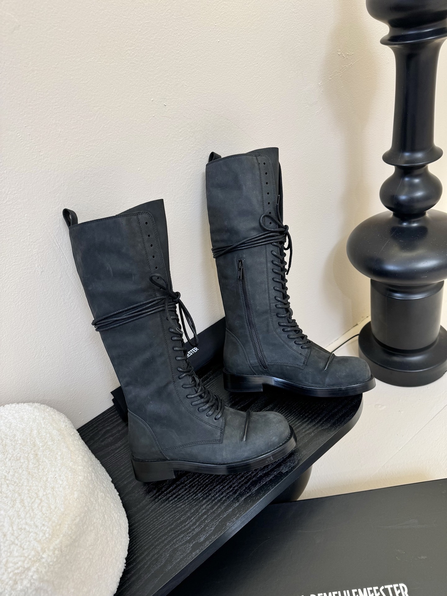 
Ann Demeulemeeste* 25SS新款绑带靴 

该系列将未加工的粗粝质感与细腻的脆弱美学