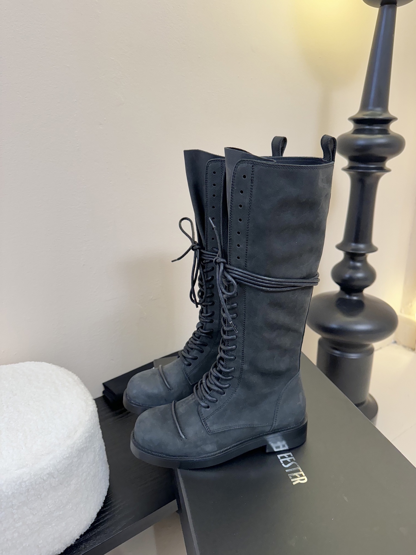 
Ann Demeulemeeste* 25SS新款绑带靴 

该系列将未加工的粗粝质感与细腻的脆弱美学