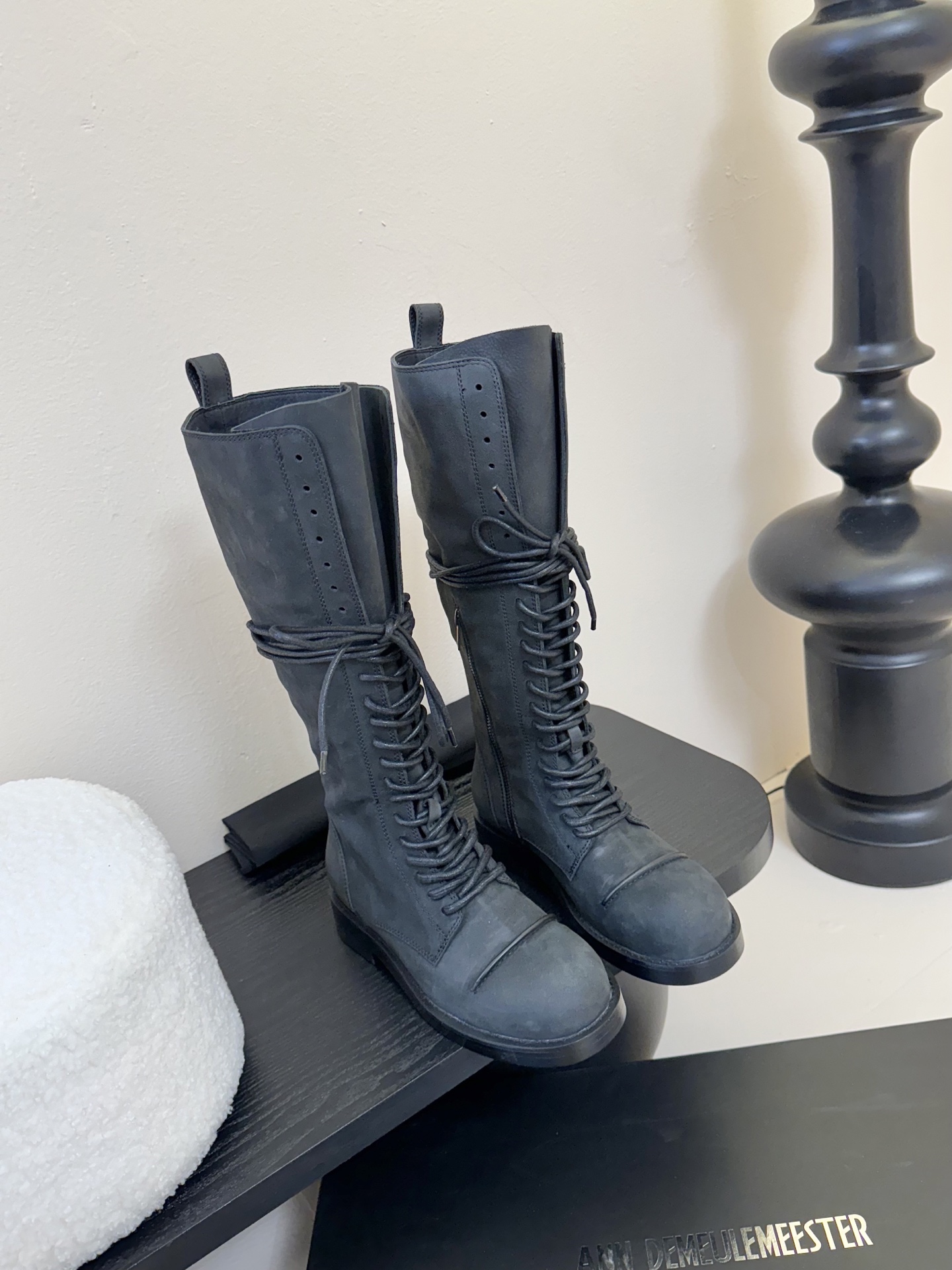 
Ann Demeulemeeste* 25SS新款绑带靴 

该系列将未加工的粗粝质感与细腻的脆弱美学