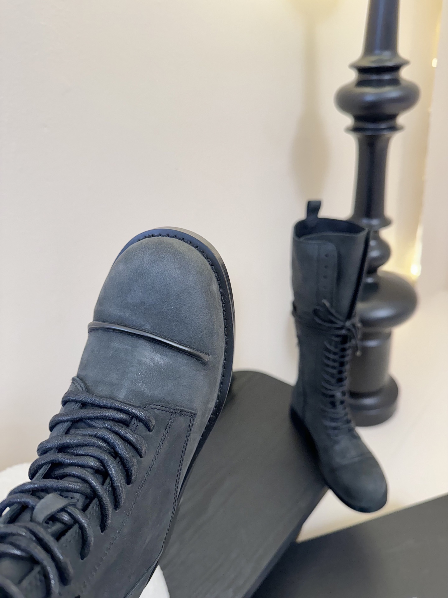 
Ann Demeulemeeste* 25SS新款绑带靴 

该系列将未加工的粗粝质感与细腻的脆弱美学