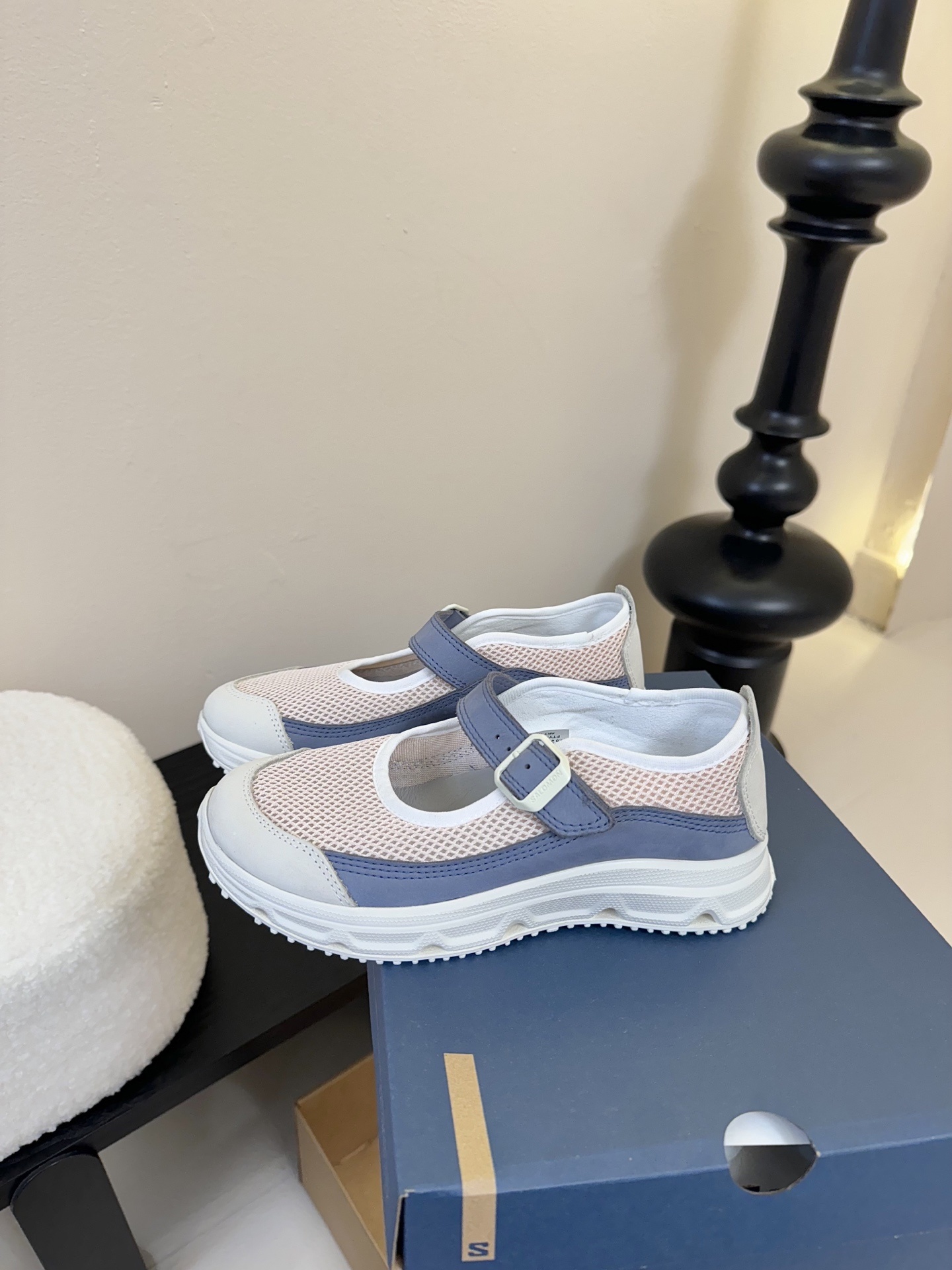SALOMON 25SS 厚底玛丽珍运动鞋
夏日气息的萨洛蒙,厚厚的底增高设计,不仅带来不一样的舒