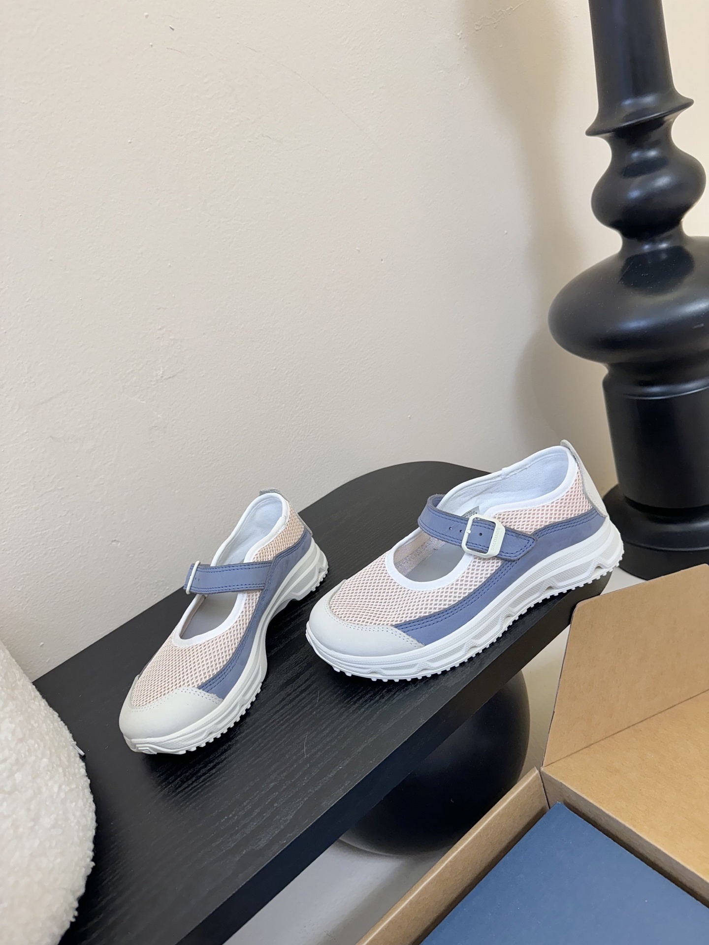 SALOMON 25SS 厚底玛丽珍运动鞋
夏日气息的萨洛蒙,厚厚的底增高设计,不仅带来不一样的舒