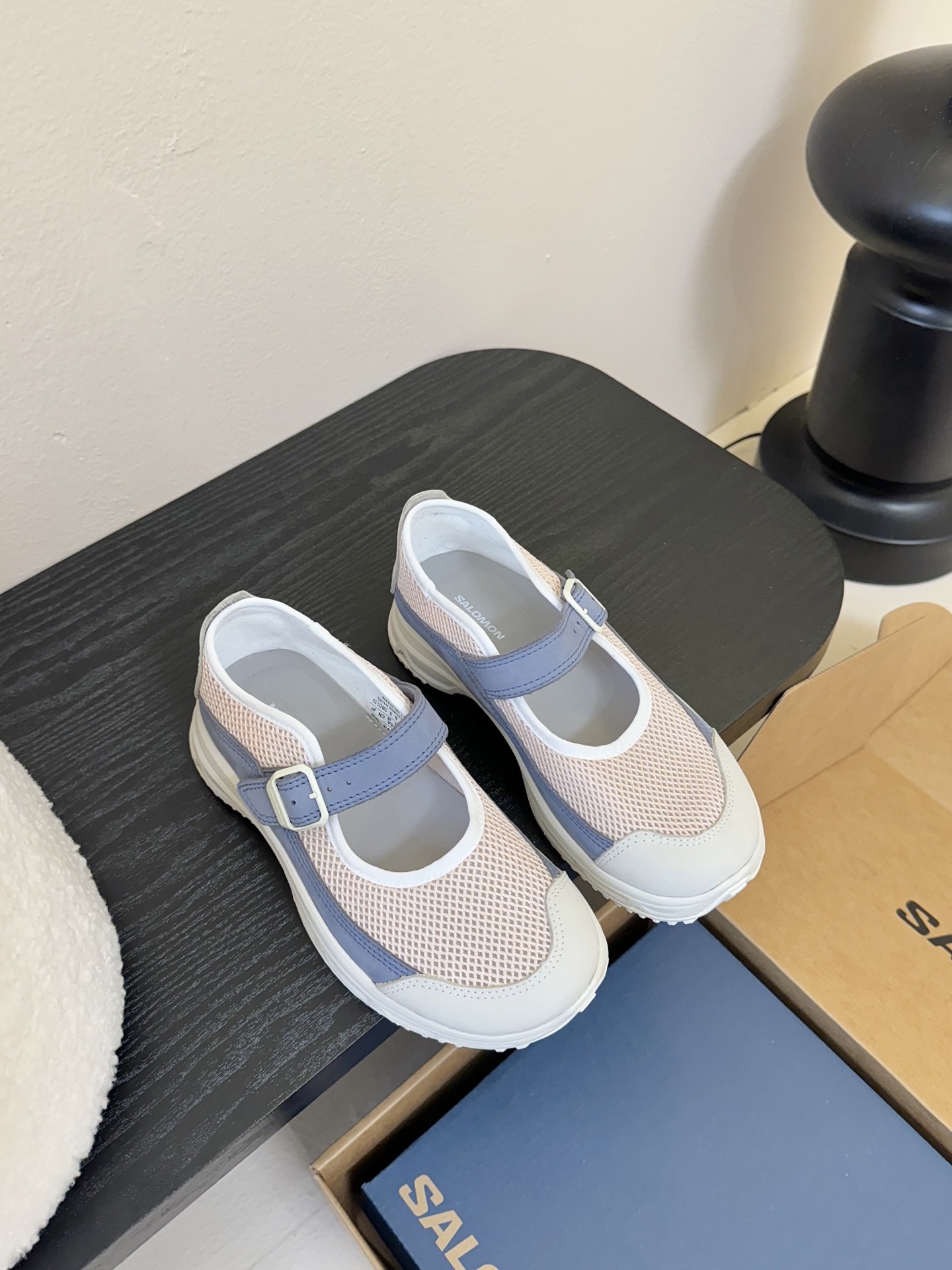 SALOMON 25SS 厚底玛丽珍运动鞋
夏日气息的萨洛蒙,厚厚的底增高设计,不仅带来不一样的舒
