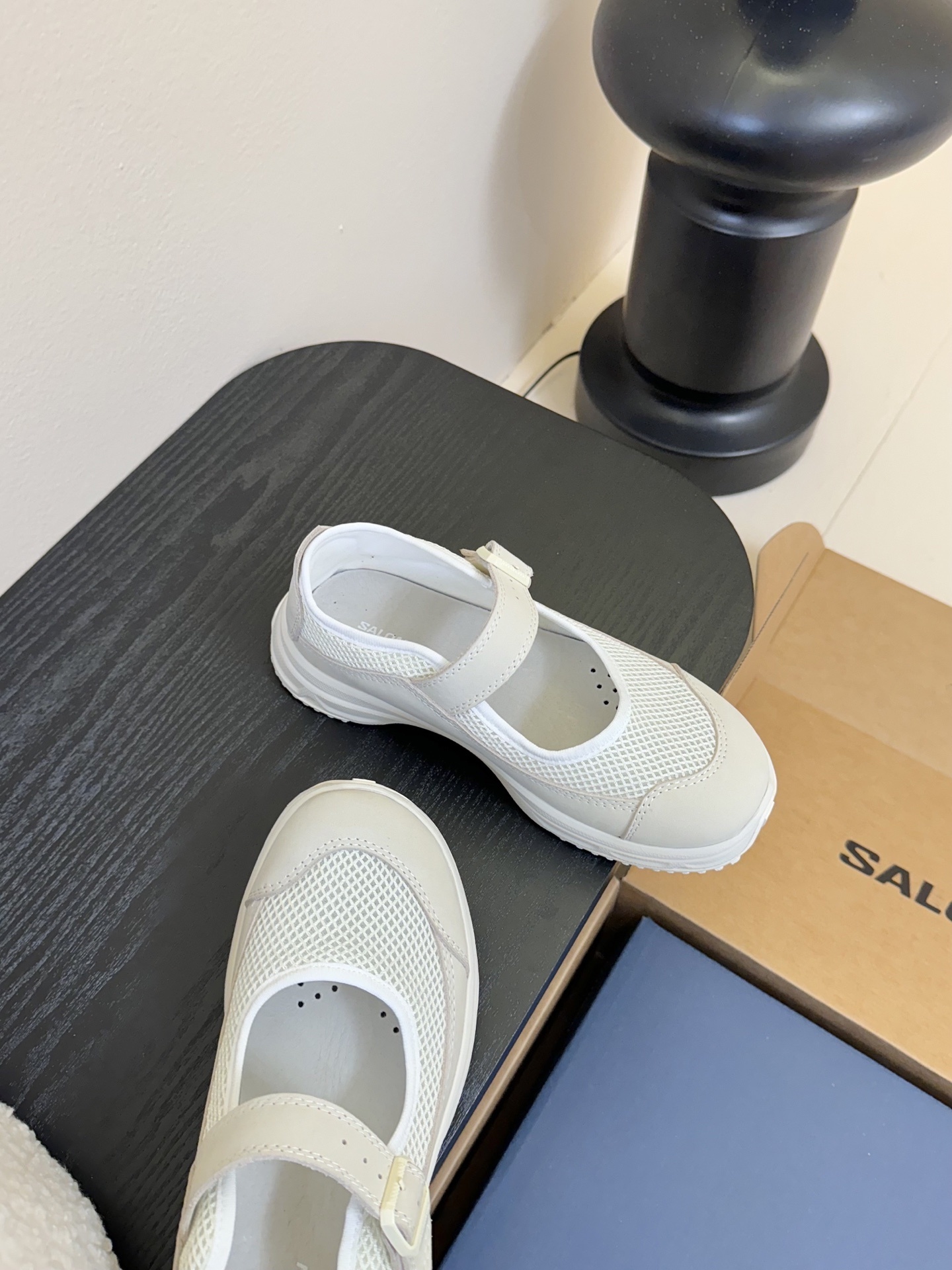 SALOMON 25SS 厚底玛丽珍运动鞋
夏日气息的萨洛蒙,厚厚的底增高设计,不仅带来不一样的舒