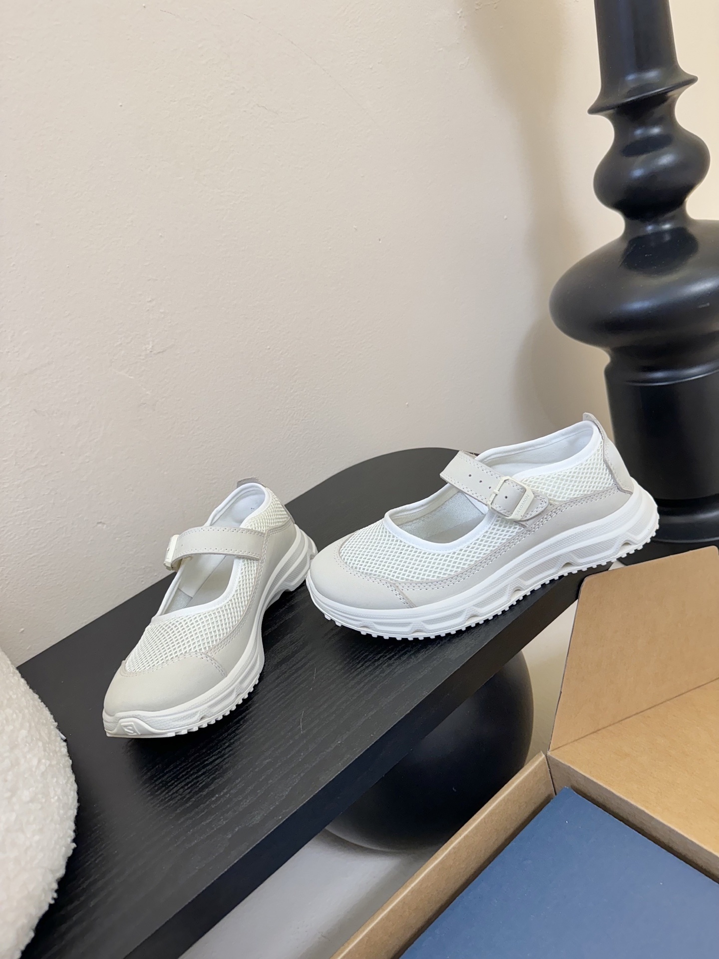 SALOMON 25SS 厚底玛丽珍运动鞋
夏日气息的萨洛蒙,厚厚的底增高设计,不仅带来不一样的舒