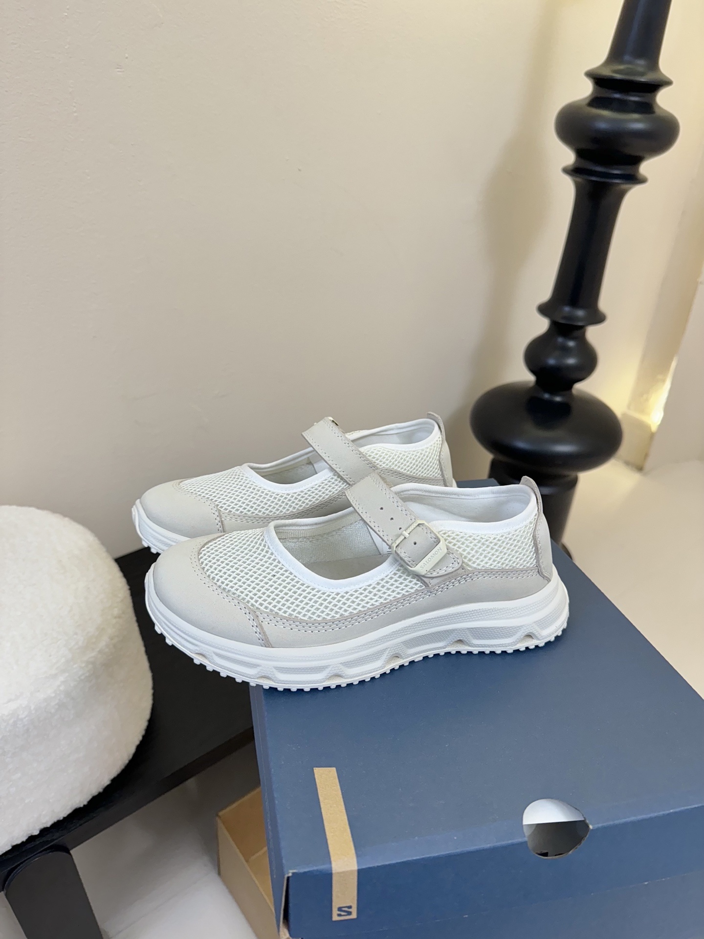 SALOMON 25SS 厚底玛丽珍运动鞋
夏日气息的萨洛蒙,厚厚的底增高设计,不仅带来不一样的舒