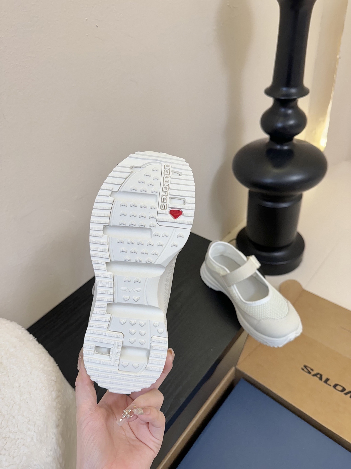 SALOMON 25SS 厚底玛丽珍运动鞋
夏日气息的萨洛蒙,厚厚的底增高设计,不仅带来不一样的舒