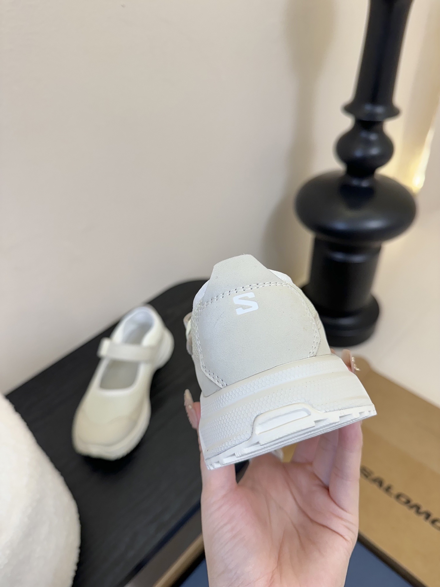 SALOMON 25SS 厚底玛丽珍运动鞋
夏日气息的萨洛蒙,厚厚的底增高设计,不仅带来不一样的舒