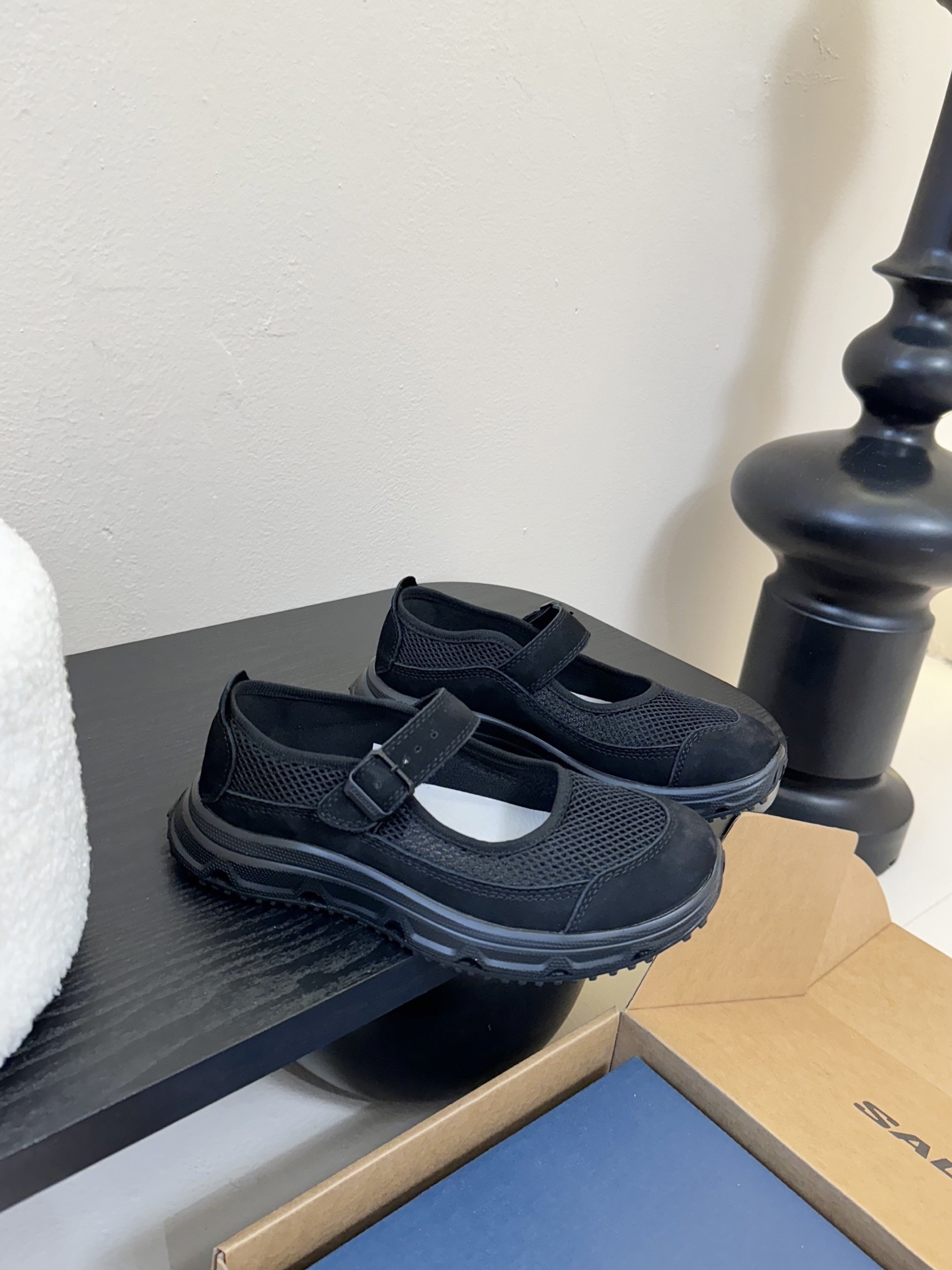 SALOMON 25SS 厚底玛丽珍运动鞋
夏日气息的萨洛蒙,厚厚的底增高设计,不仅带来不一样的舒