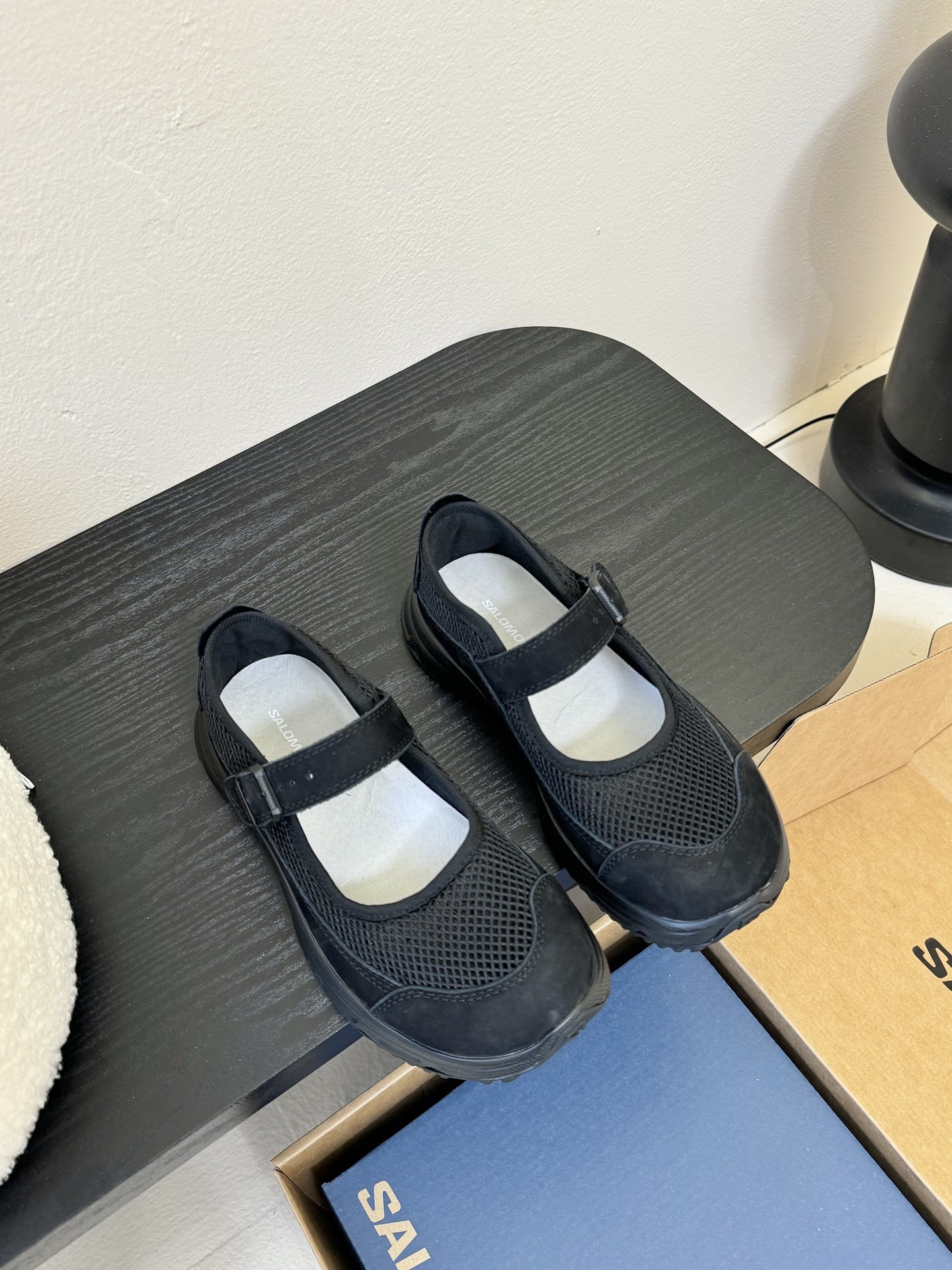SALOMON 25SS 厚底玛丽珍运动鞋
夏日气息的萨洛蒙,厚厚的底增高设计,不仅带来不一样的舒