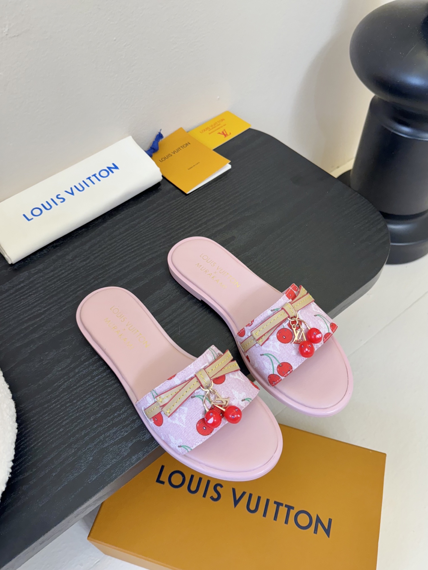 
  Louis Vuitton ss25 new arrival LV驴牌春夏新品系列高跟拖鞋
简约精