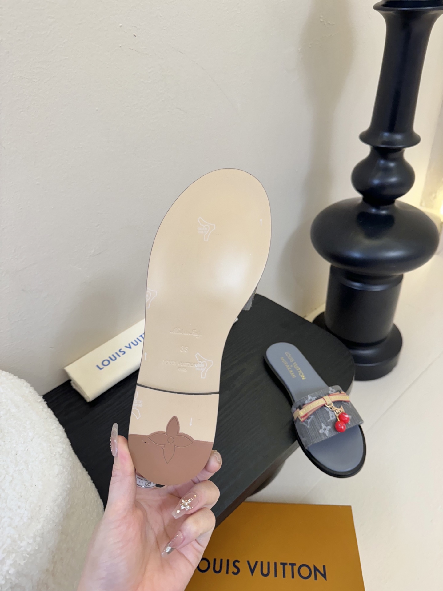 
  Louis Vuitton ss25 new arrival LV驴牌春夏新品系列高跟拖鞋
简约精