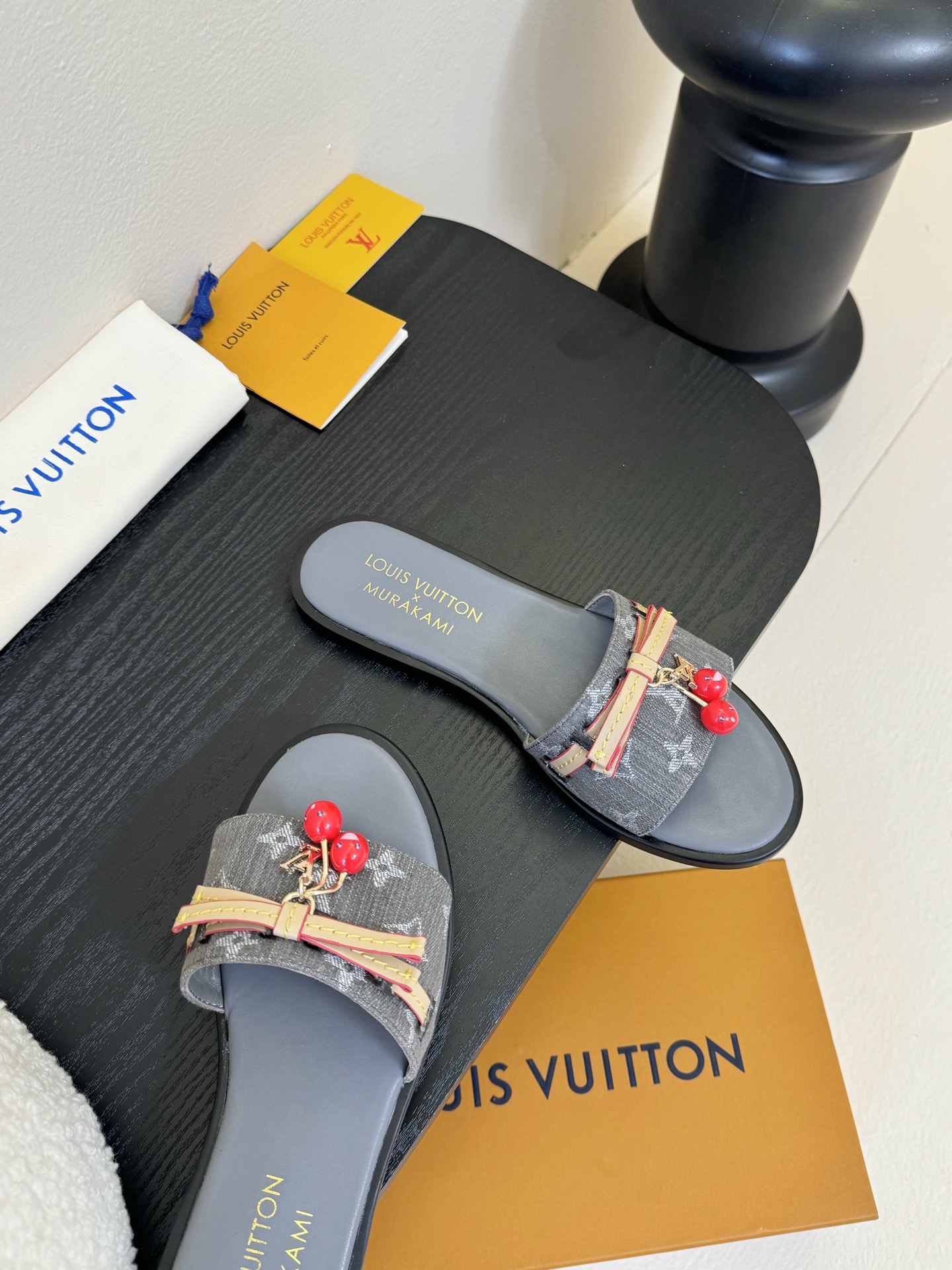 
  Louis Vuitton ss25 new arrival LV驴牌春夏新品系列高跟拖鞋
简约精