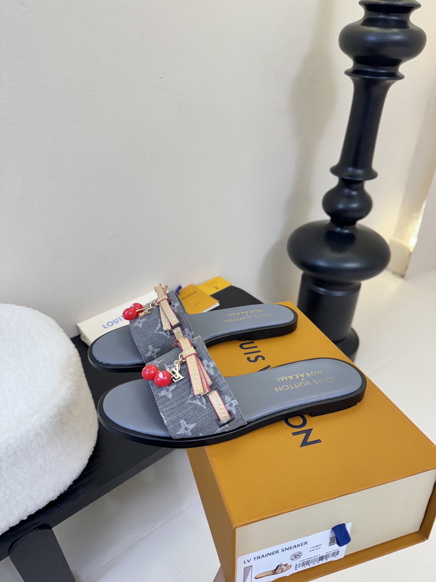 
  Louis Vuitton ss25 new arrival LV驴牌春夏新品系列高跟拖鞋
简约精