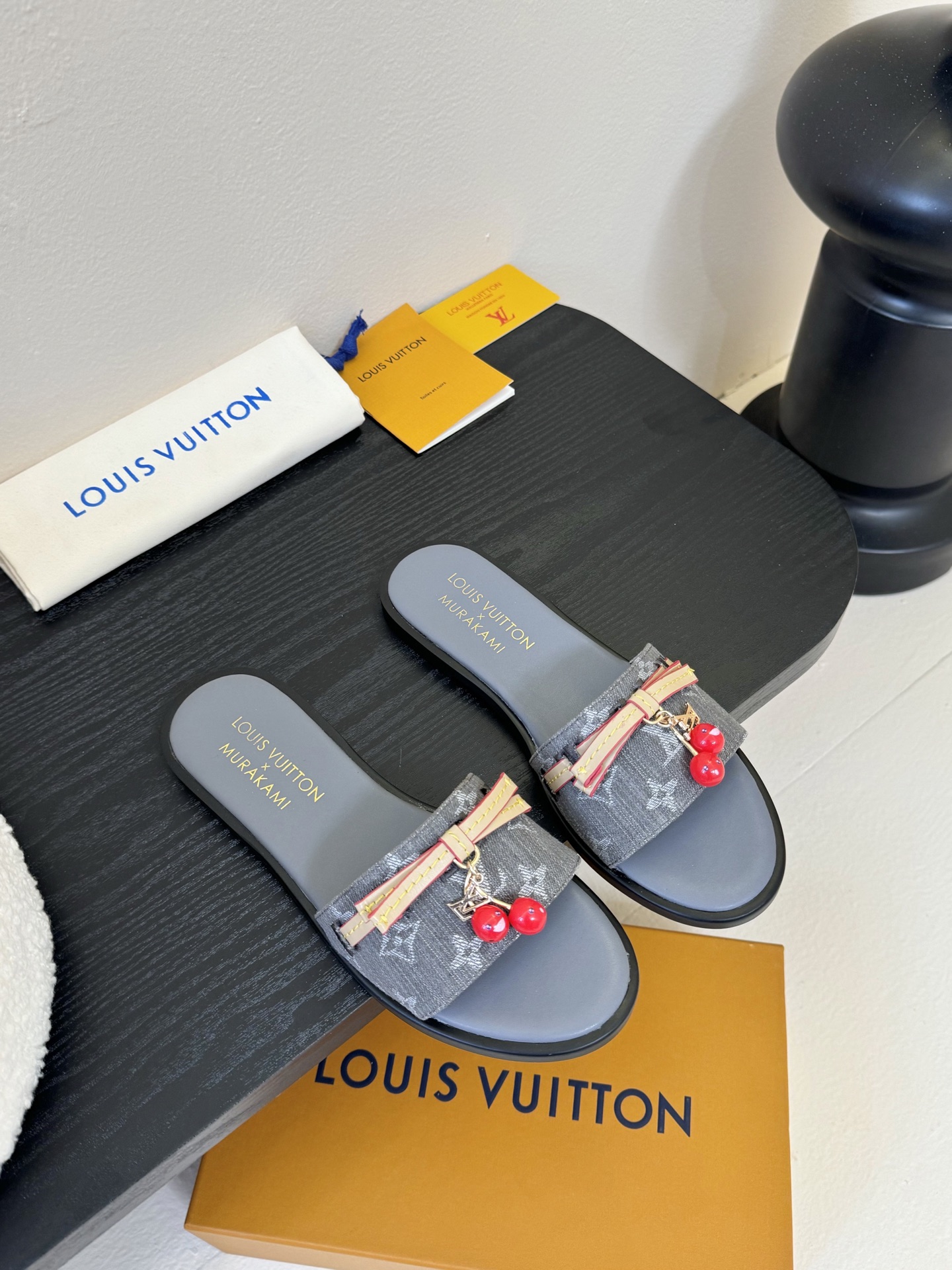 
  Louis Vuitton ss25 new arrival LV驴牌春夏新品系列高跟拖鞋
简约精