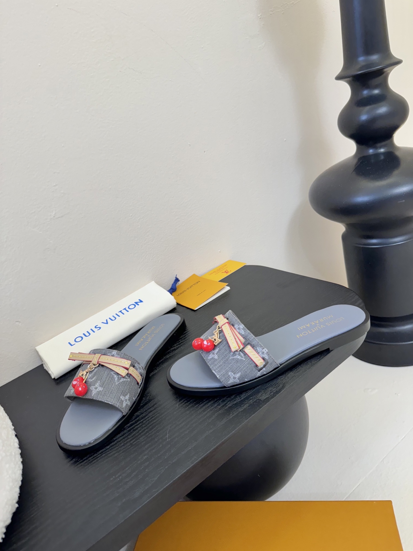 
  Louis Vuitton ss25 new arrival LV驴牌春夏新品系列高跟拖鞋
简约精