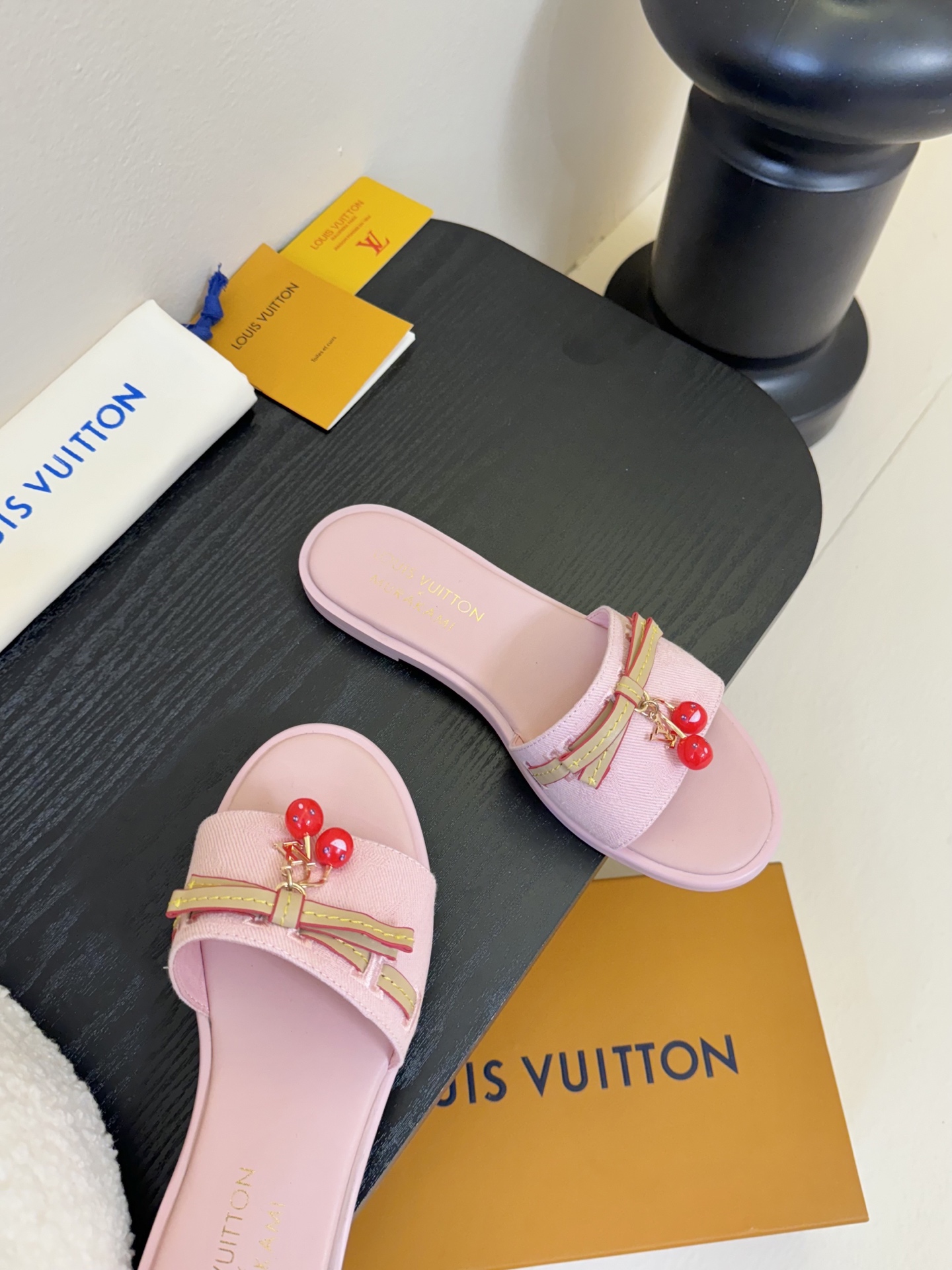
  Louis Vuitton ss25 new arrival LV驴牌春夏新品系列高跟拖鞋
简约精