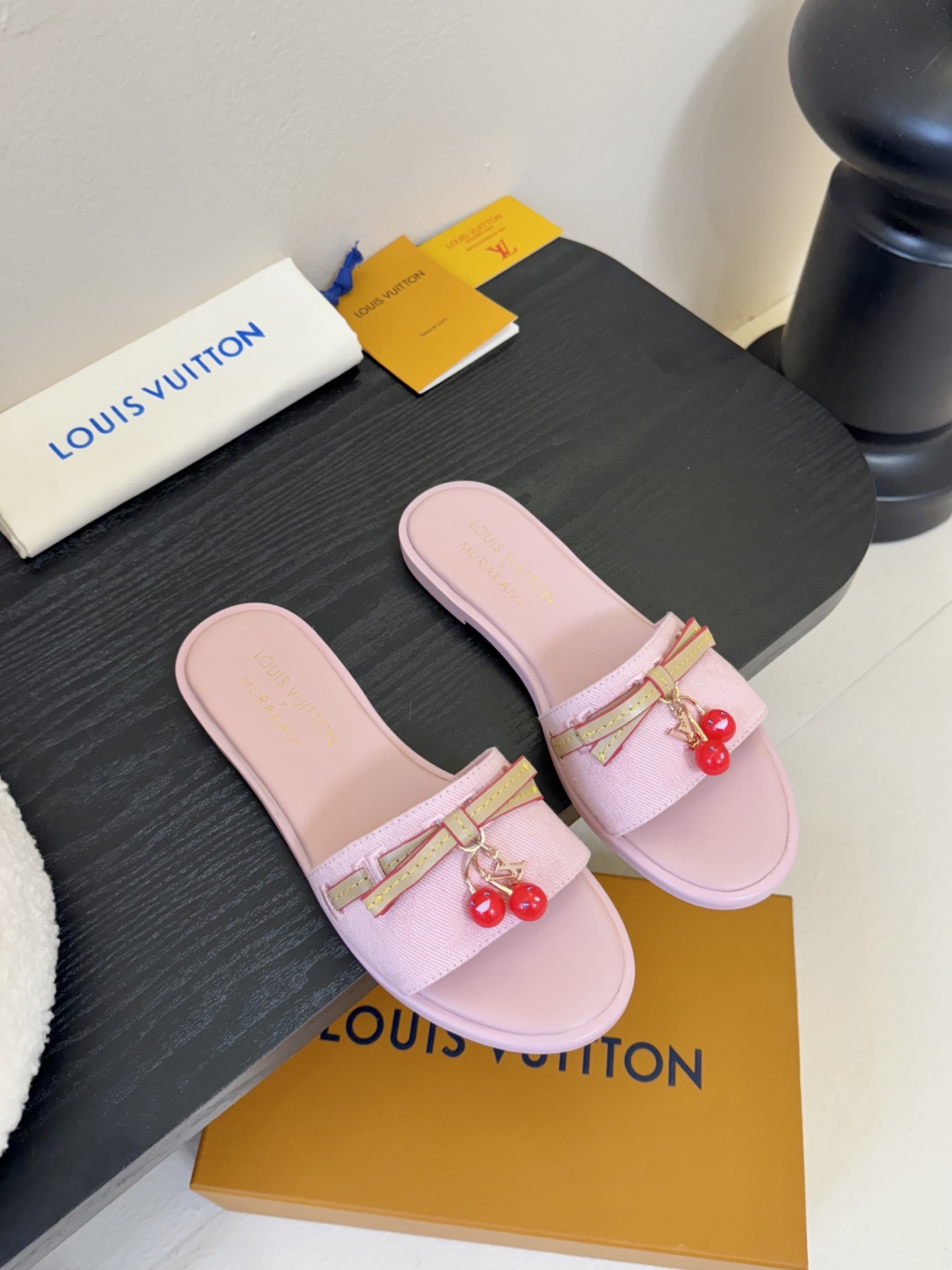 
  Louis Vuitton ss25 new arrival LV驴牌春夏新品系列高跟拖鞋
简约精