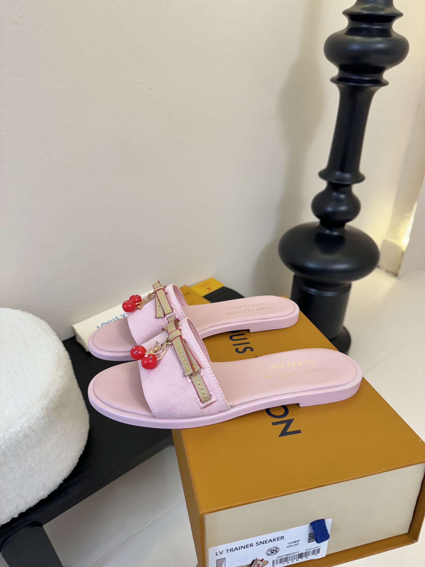 
  Louis Vuitton ss25 new arrival LV驴牌春夏新品系列高跟拖鞋
简约精