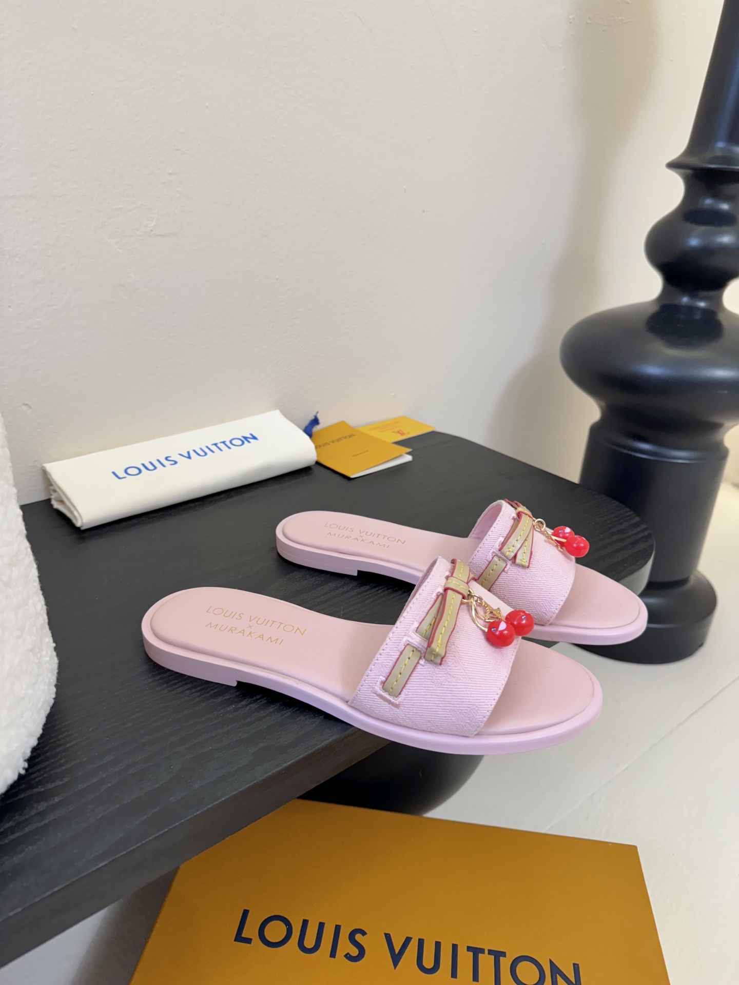 
  Louis Vuitton ss25 new arrival LV驴牌春夏新品系列高跟拖鞋
简约精