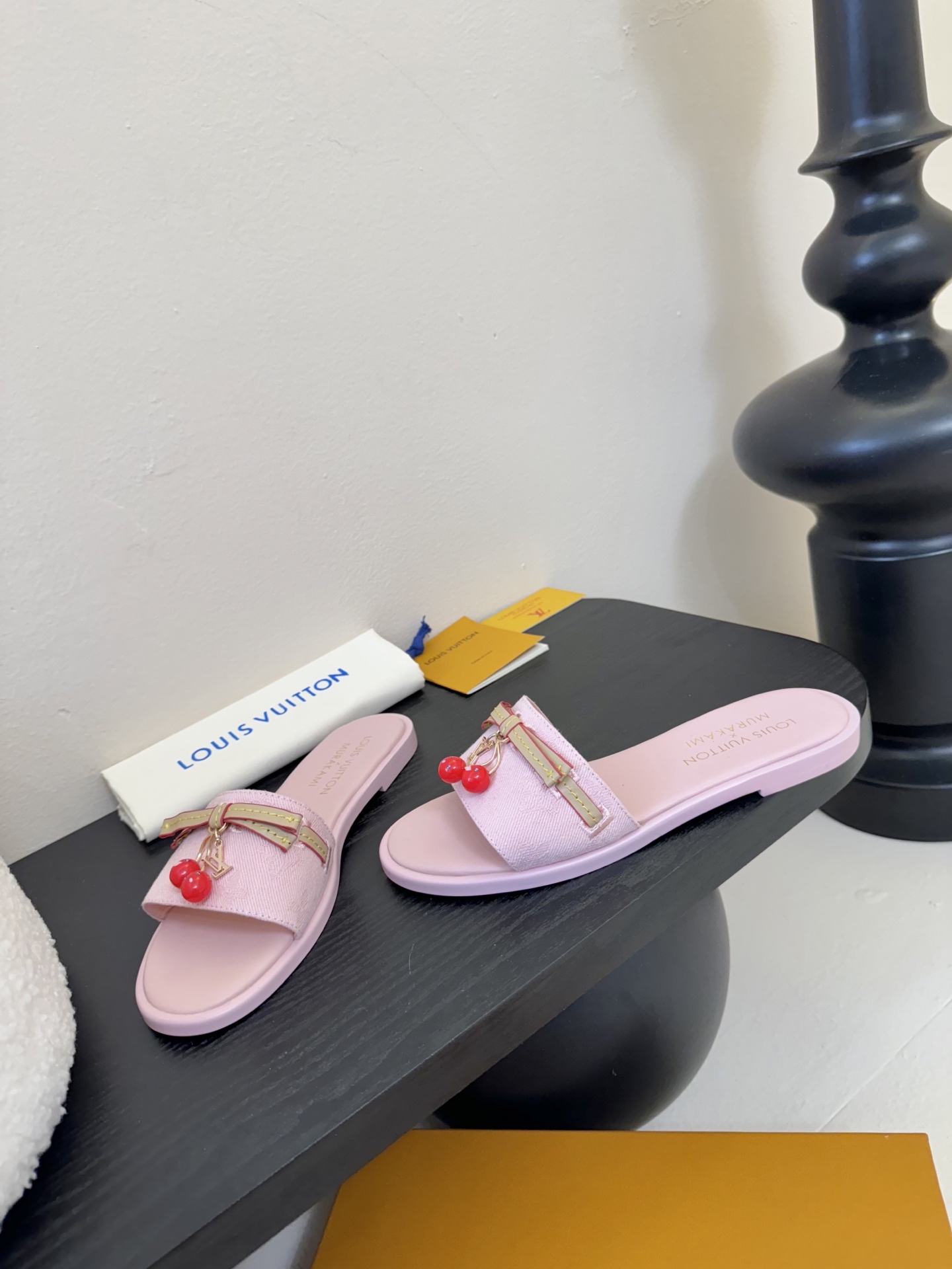 
  Louis Vuitton ss25 new arrival LV驴牌春夏新品系列高跟拖鞋
简约精