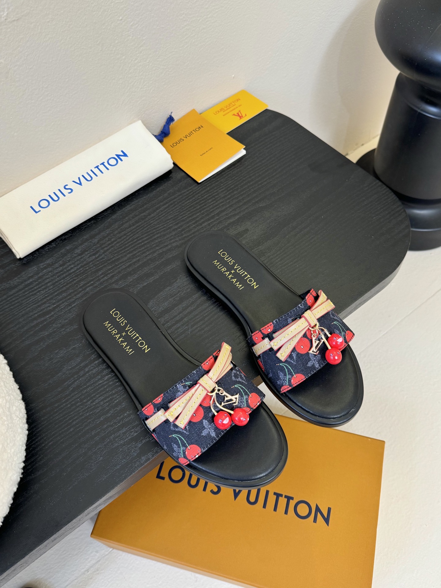 
  Louis Vuitton ss25 new arrival LV驴牌春夏新品系列高跟拖鞋
简约精