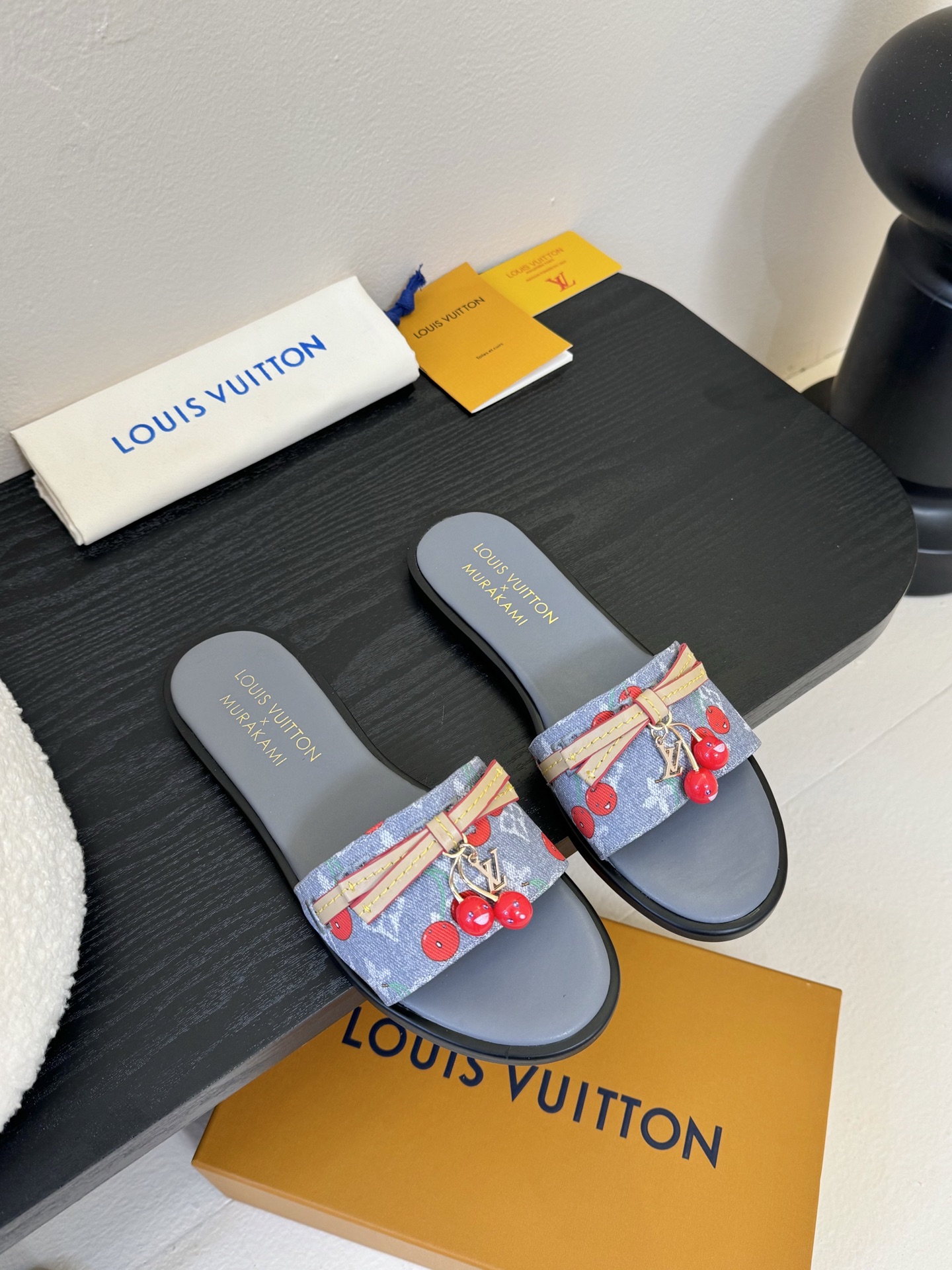 
  Louis Vuitton ss25 new arrival LV驴牌春夏新品系列高跟拖鞋
简约精