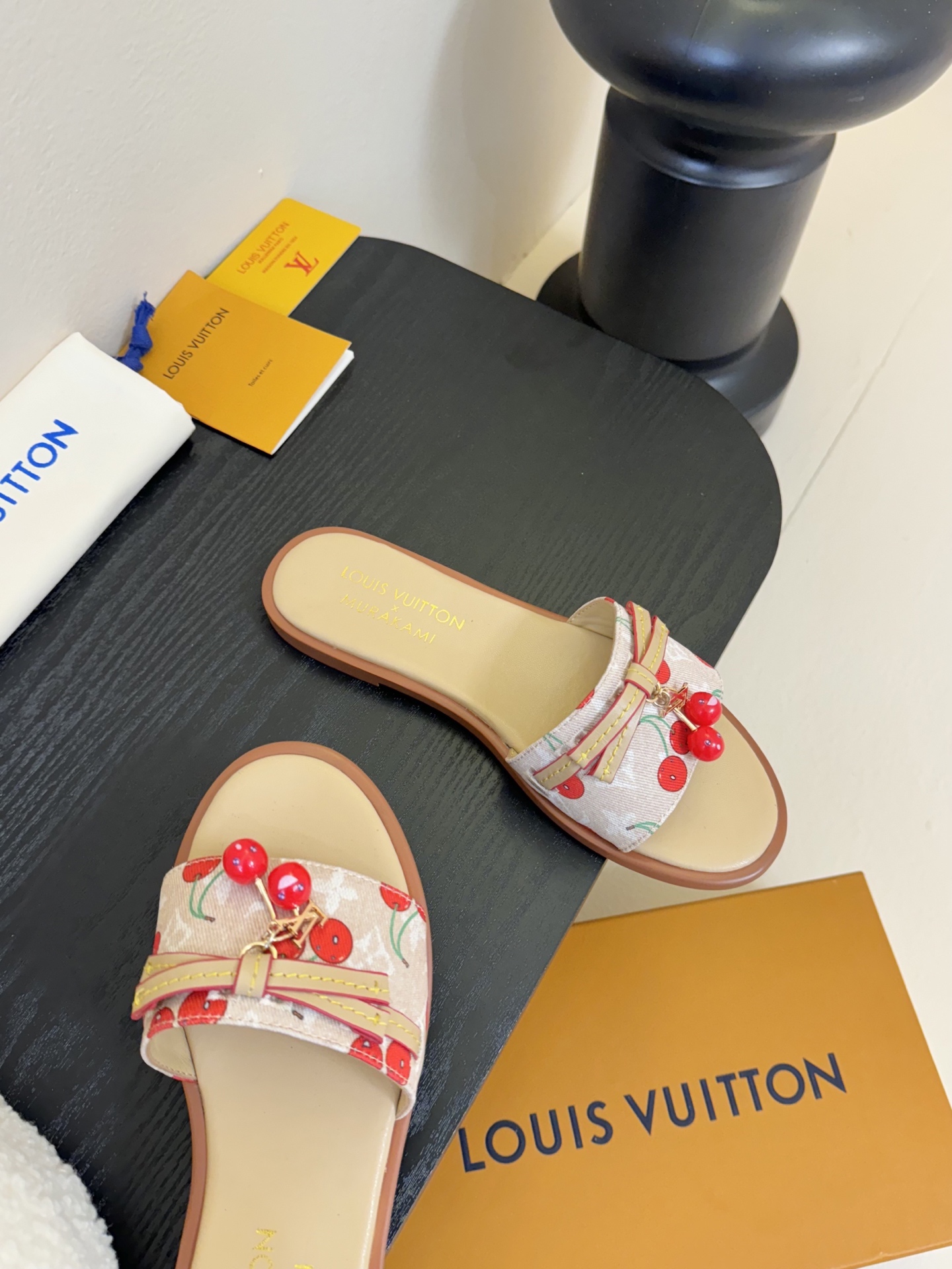 
  Louis Vuitton ss25 new arrival LV驴牌春夏新品系列高跟拖鞋
简约精