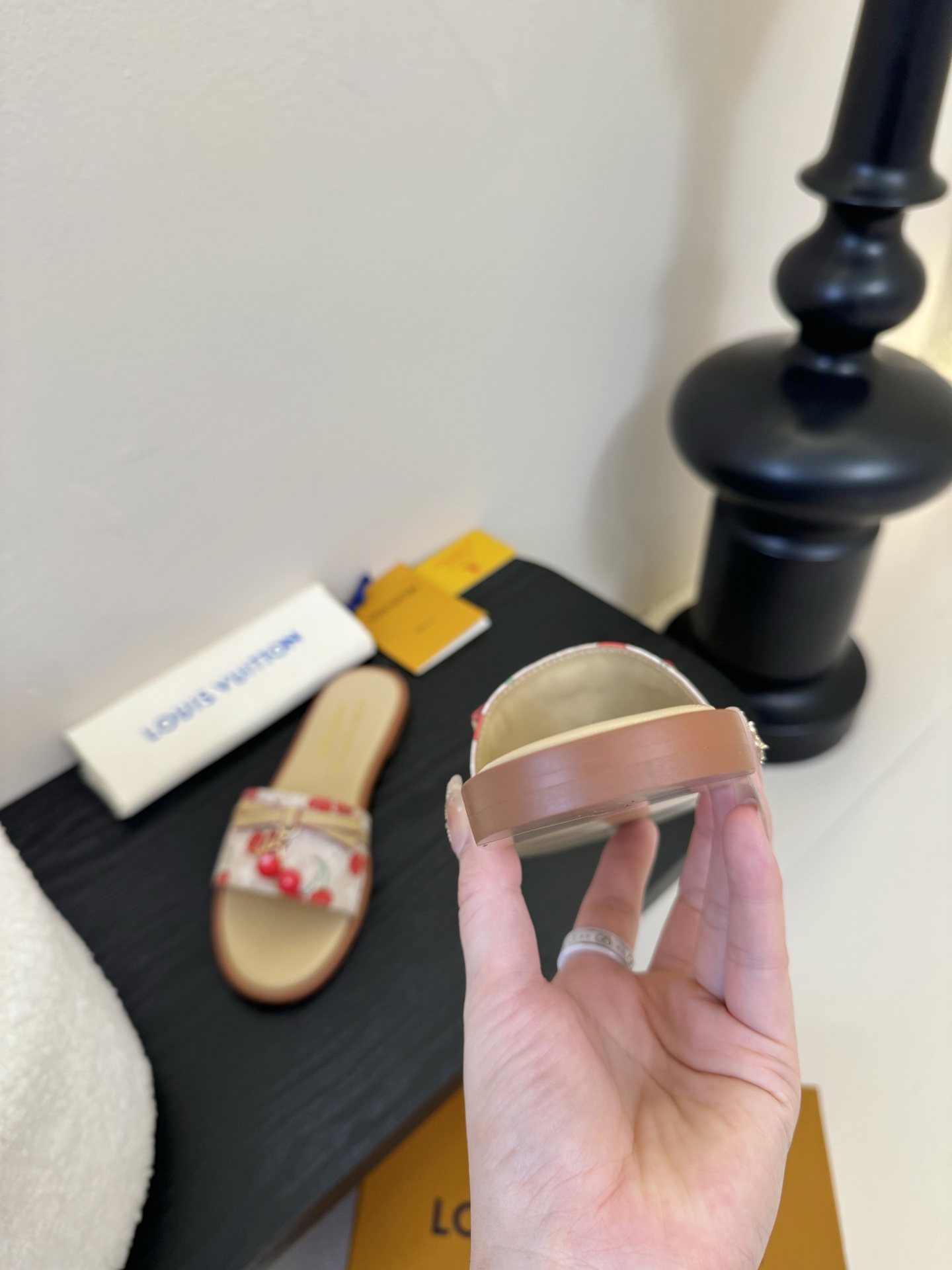 
  Louis Vuitton ss25 new arrival LV驴牌春夏新品系列高跟拖鞋
简约精