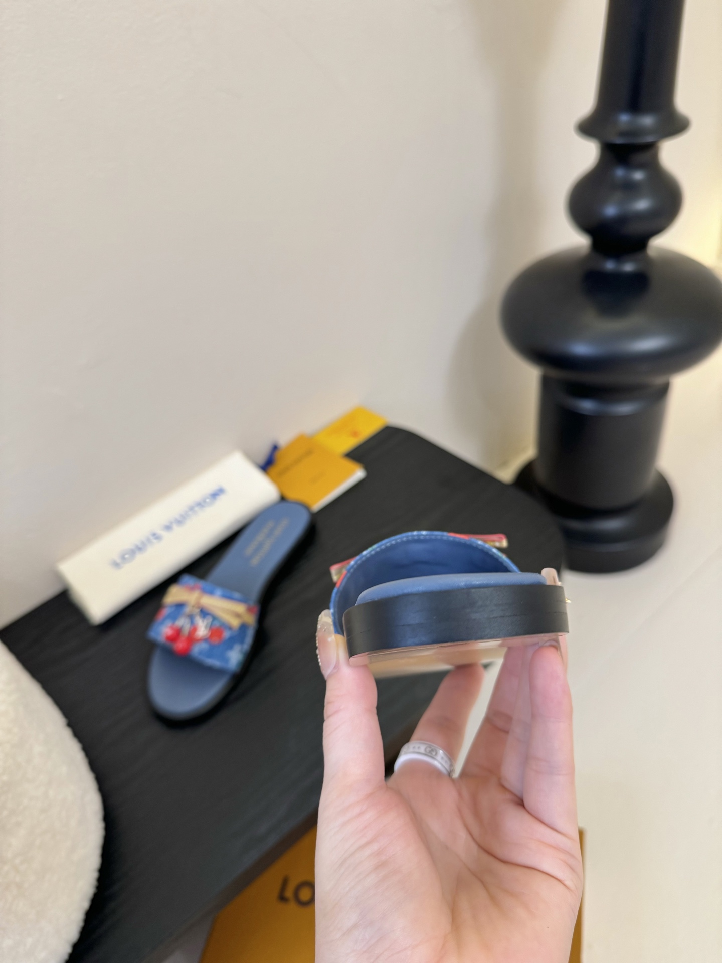 
  Louis Vuitton ss25 new arrival LV驴牌春夏新品系列高跟拖鞋
简约精
