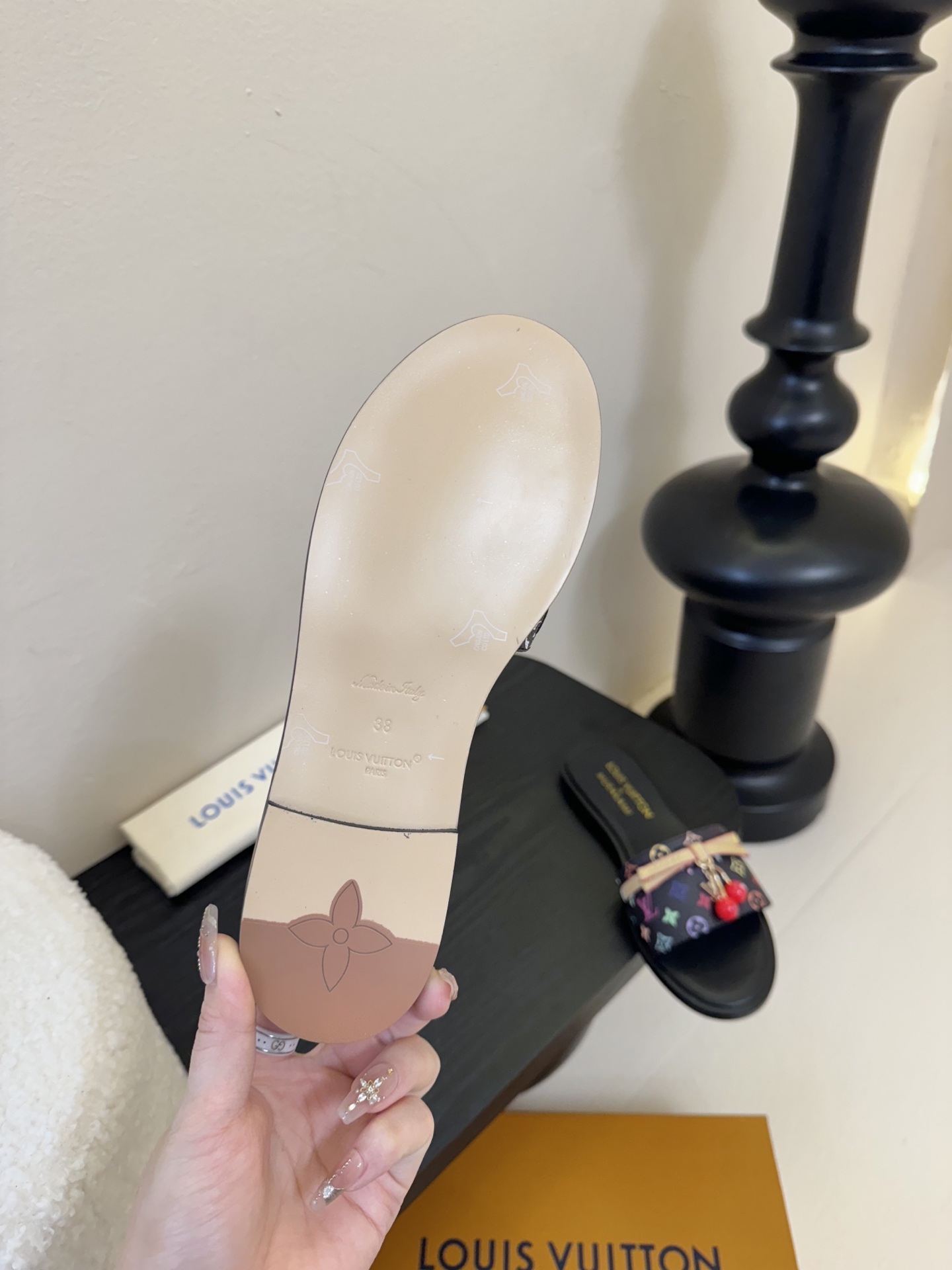 
  Louis Vuitton ss25 new arrival LV驴牌春夏新品系列高跟拖鞋
简约精