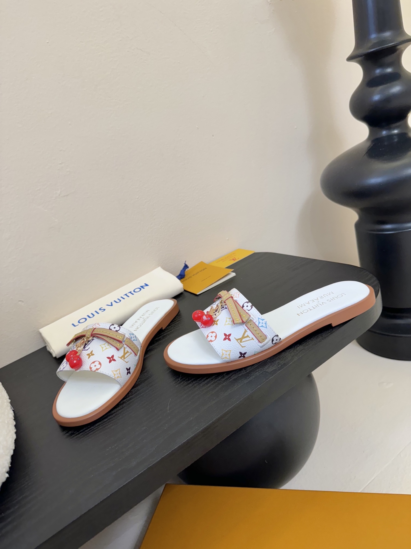 
  Louis Vuitton ss25 new arrival LV驴牌春夏新品系列高跟拖鞋
简约精